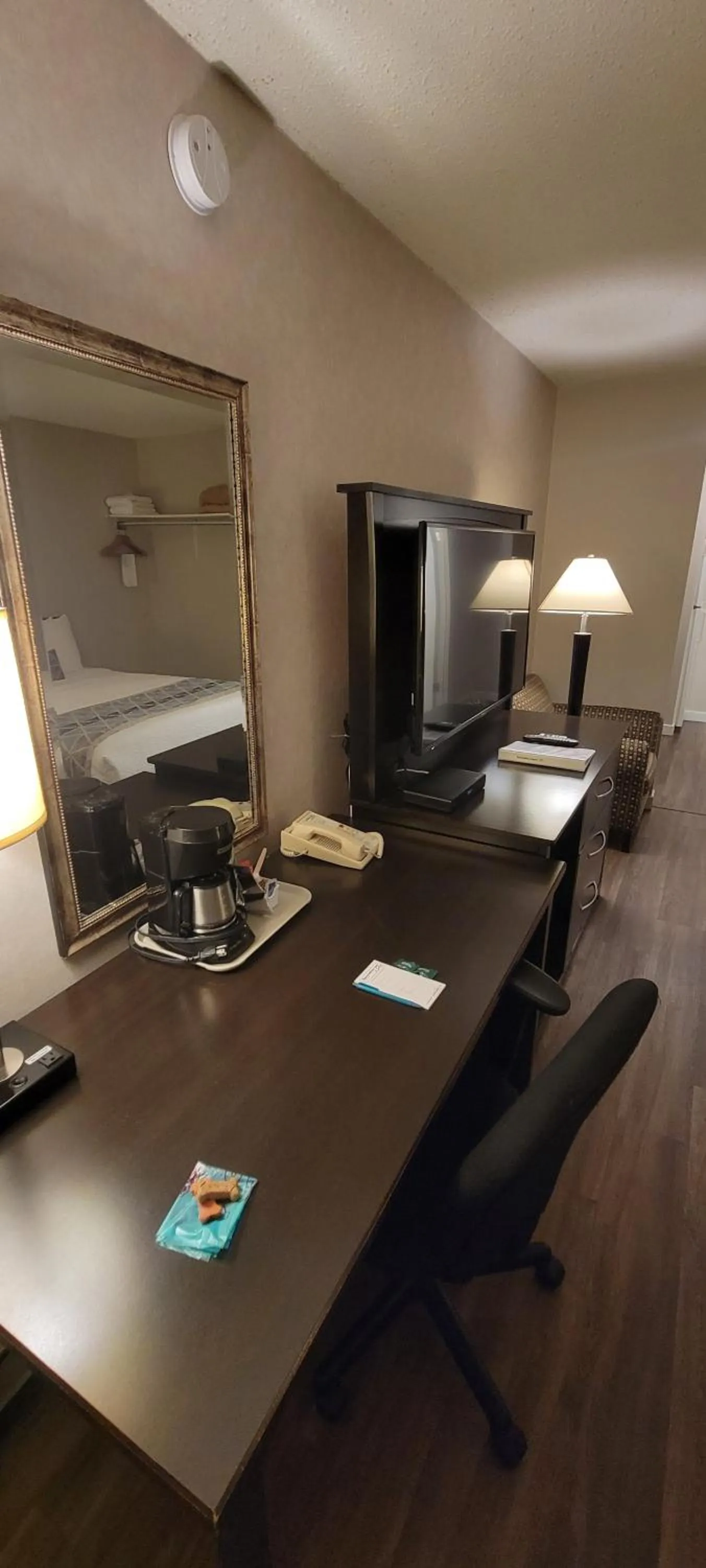 TV and multimedia in Recreation Inn and Suites Kelowna