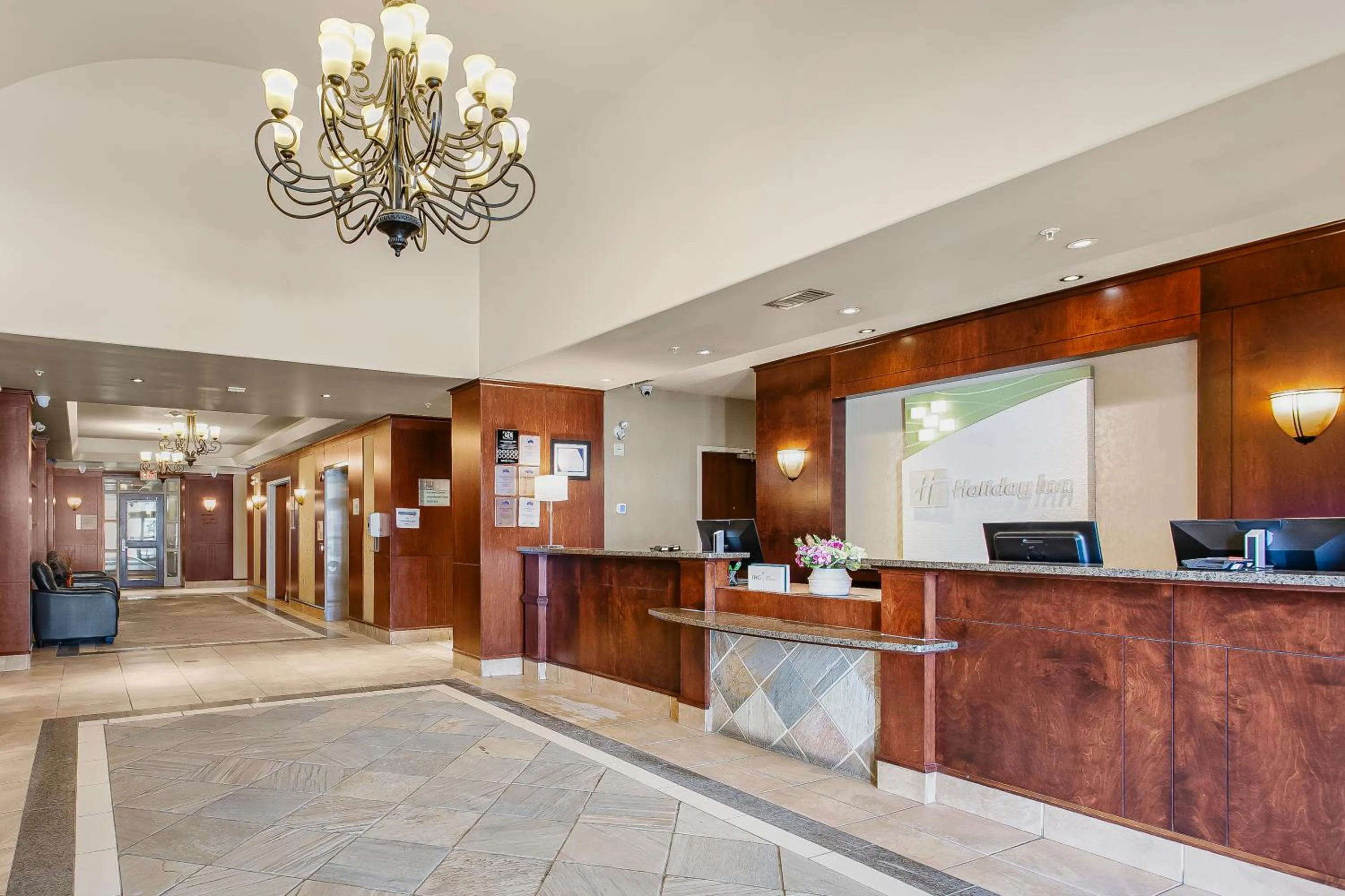 Lobby or reception in Holiday Inn & Suites Lloydminster by IHG