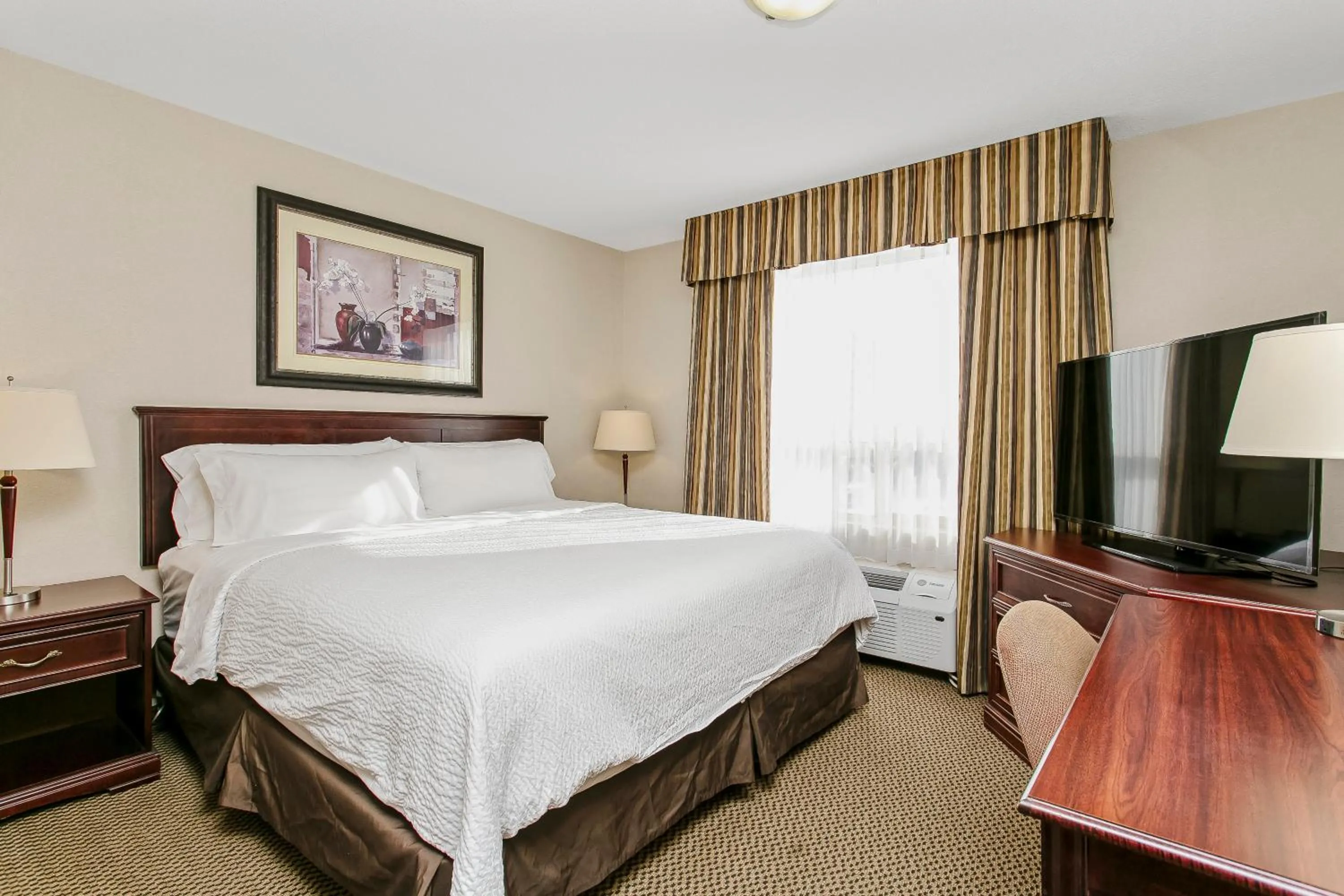 Bed in Holiday Inn & Suites Lloydminster by IHG