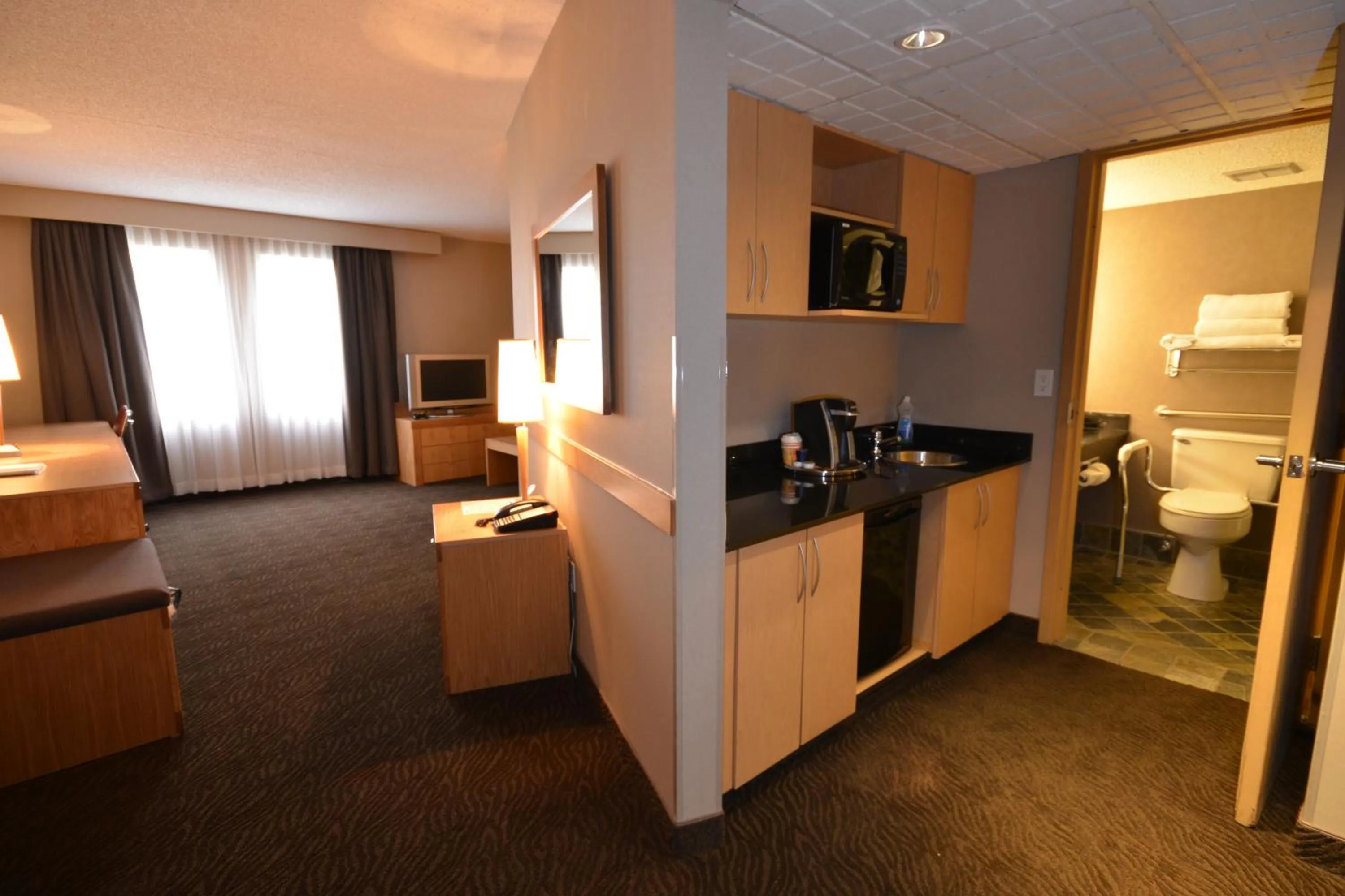 Living room, Bed in iHOTEL & Conference Centre Red Deer