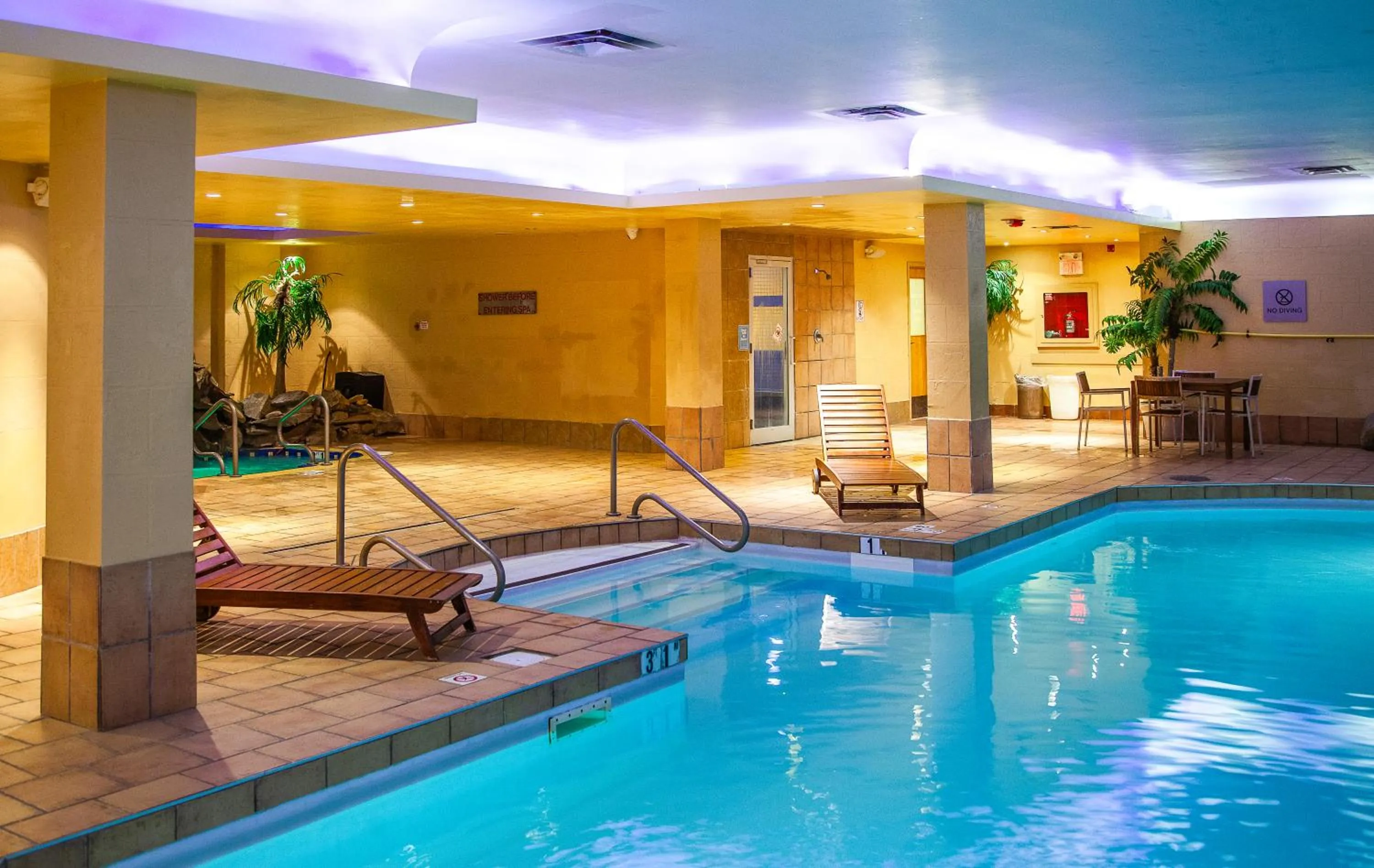 Swimming pool in iHOTEL & Conference Centre Red Deer