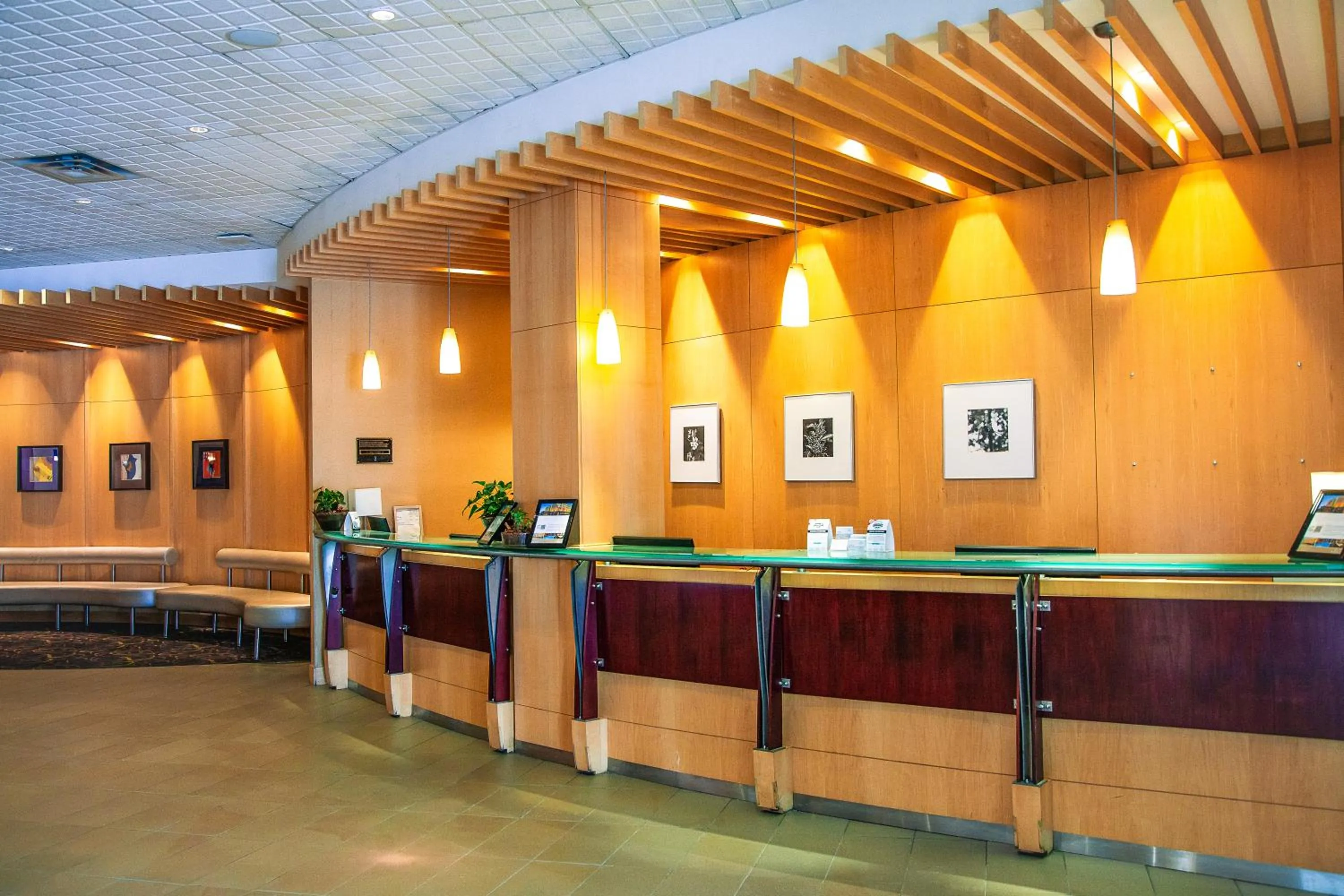 Lobby or reception in iHOTEL & Conference Centre Red Deer