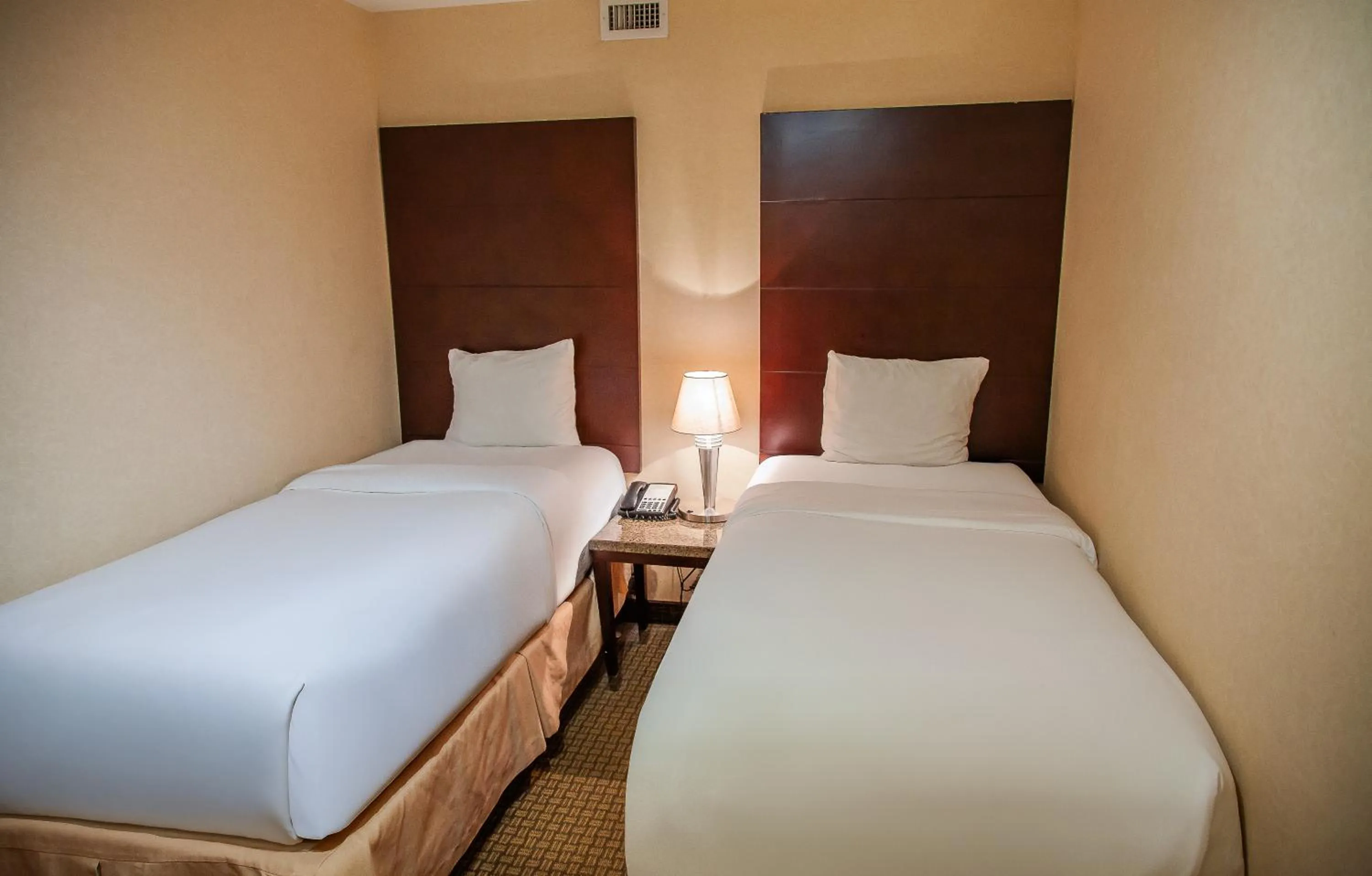 Bedroom, Bed in iHOTEL & Conference Centre Red Deer