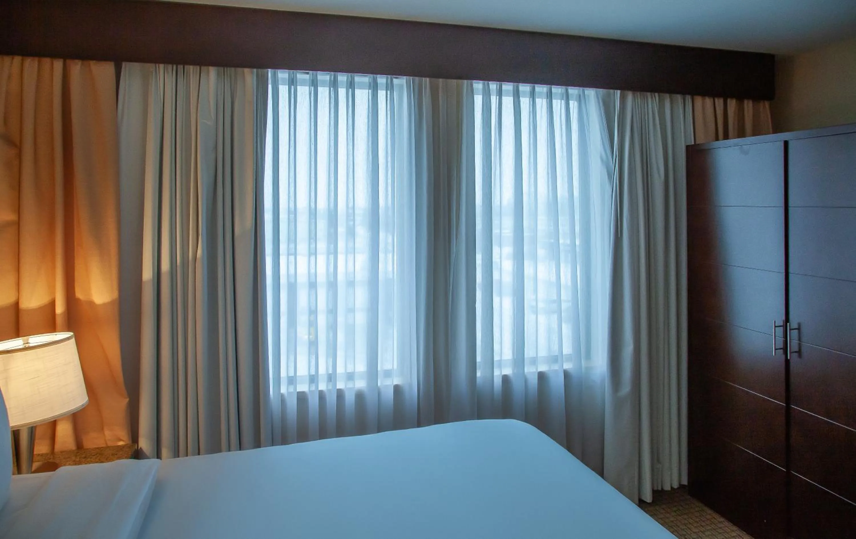 Bed in iHOTEL & Conference Centre Red Deer