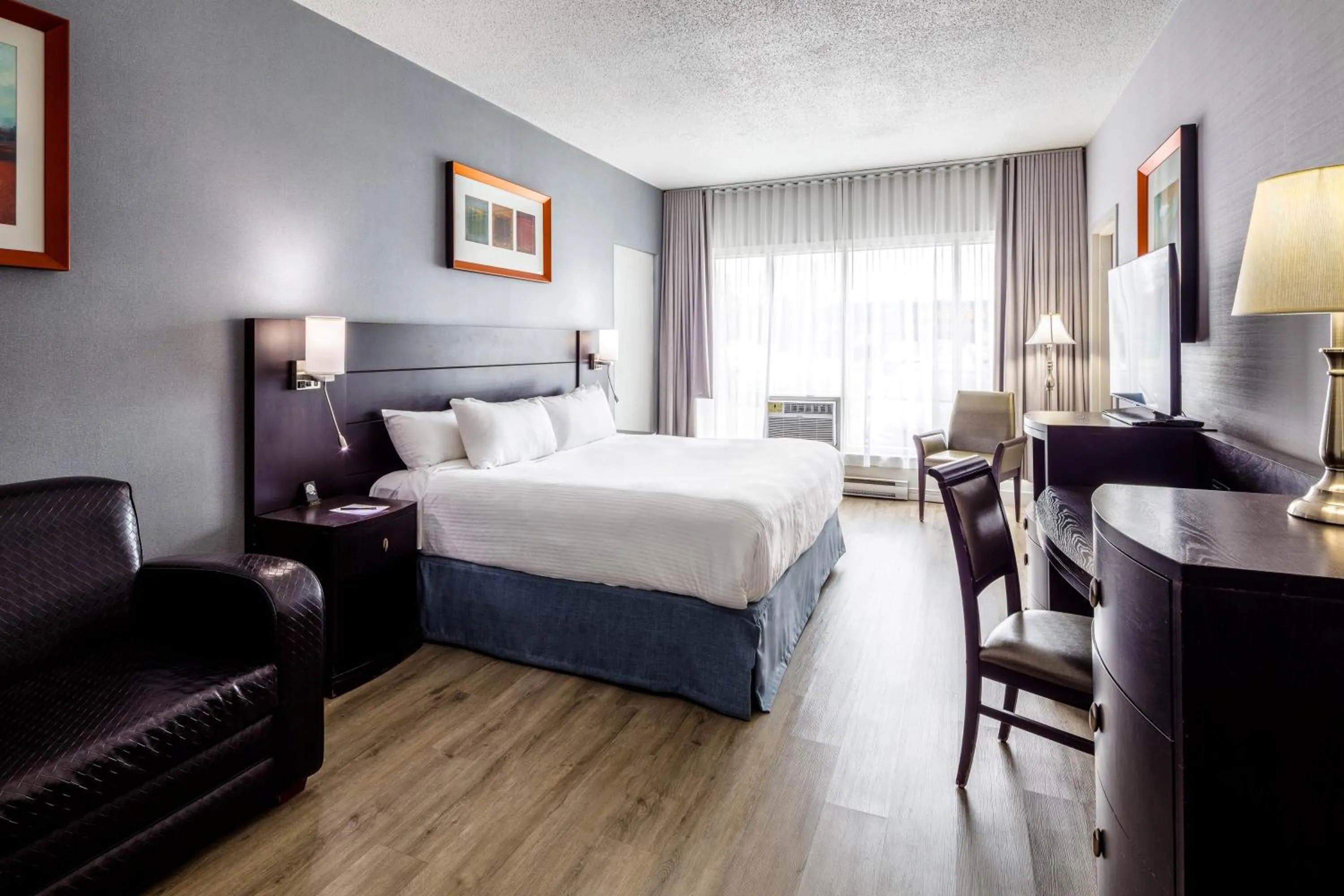 Bedroom, Bed in Auberge Royal Versailles