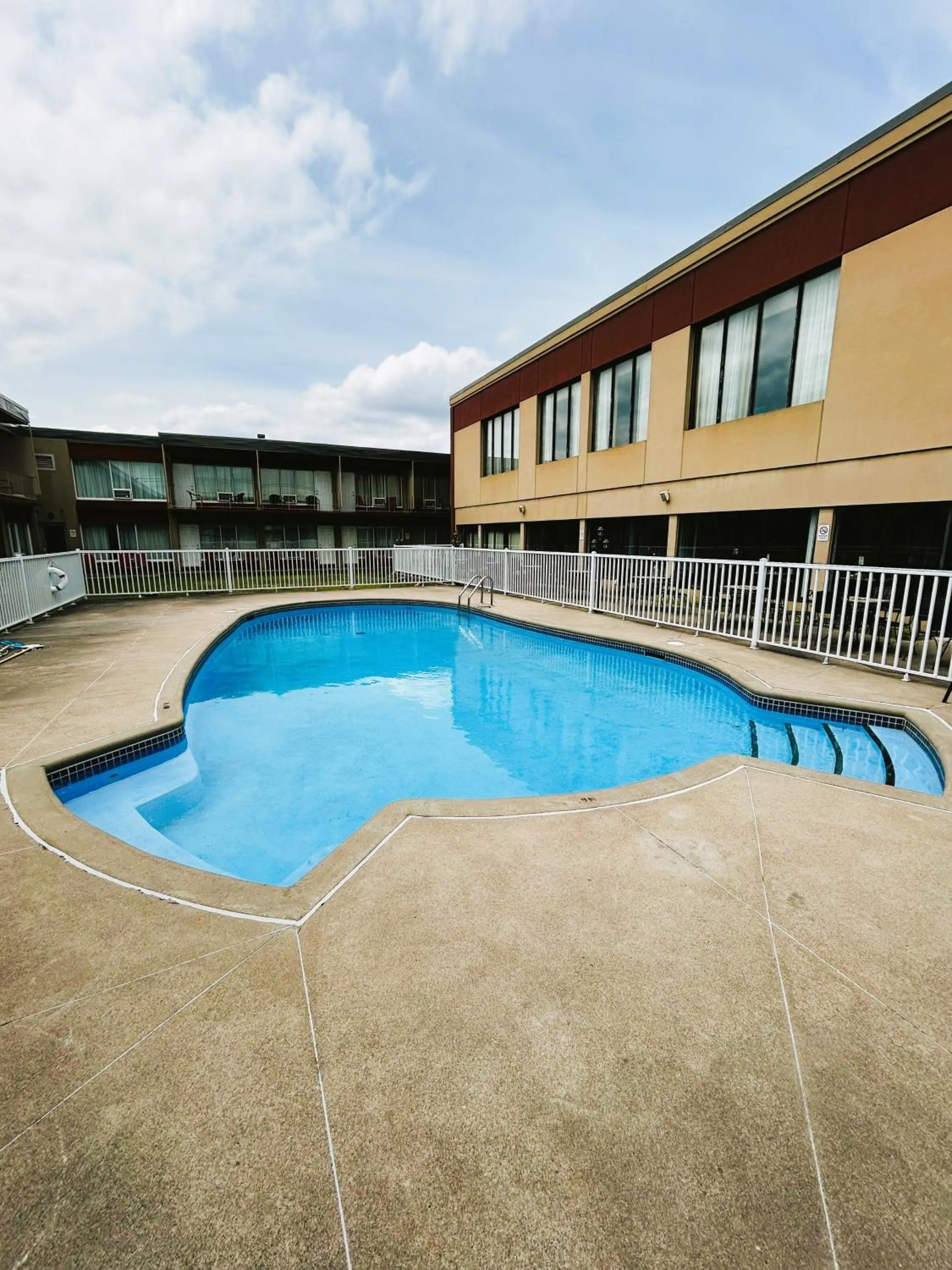 Swimming pool in Auberge Royal Versailles