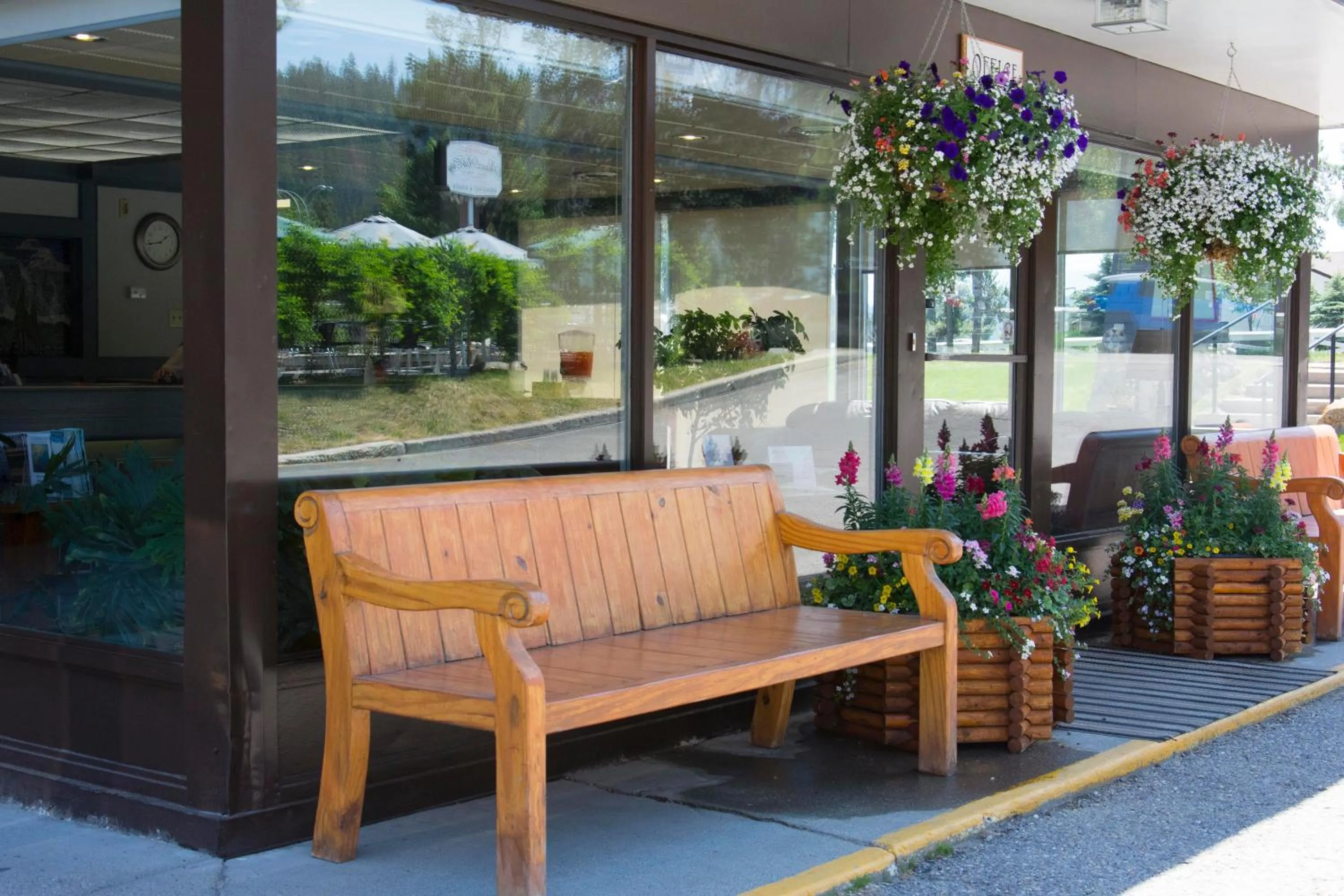 Facade/entrance in Tonquin Inn