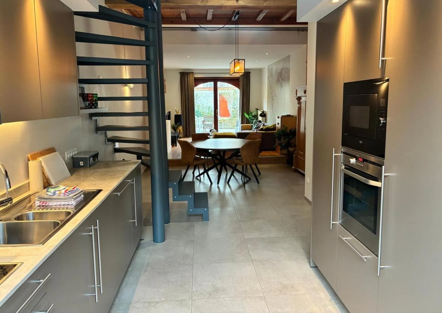 Spacious Design Home with Garden near Centre