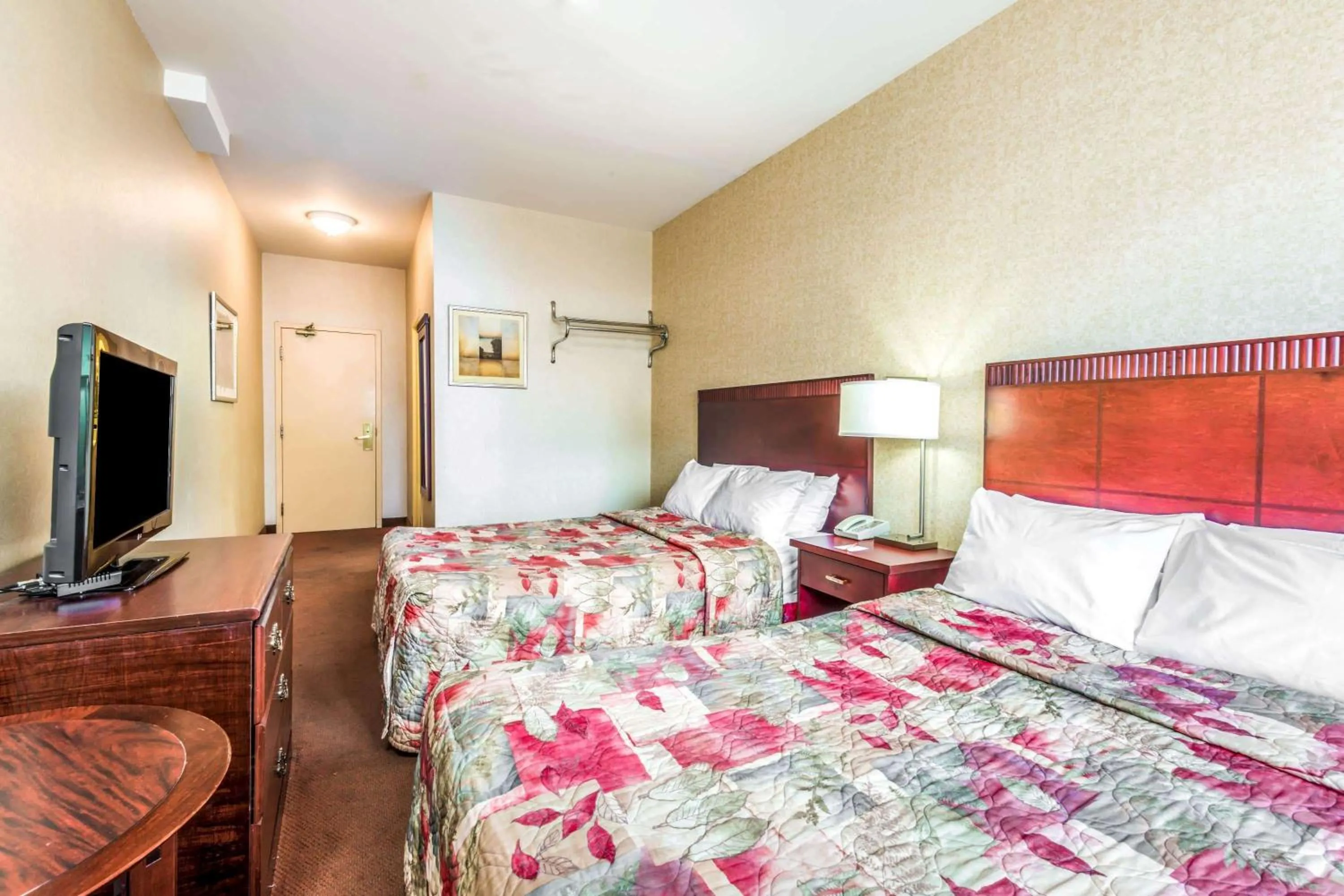 Photo of the whole room in Howard Johnson by Wyndham Toronto Downtown West