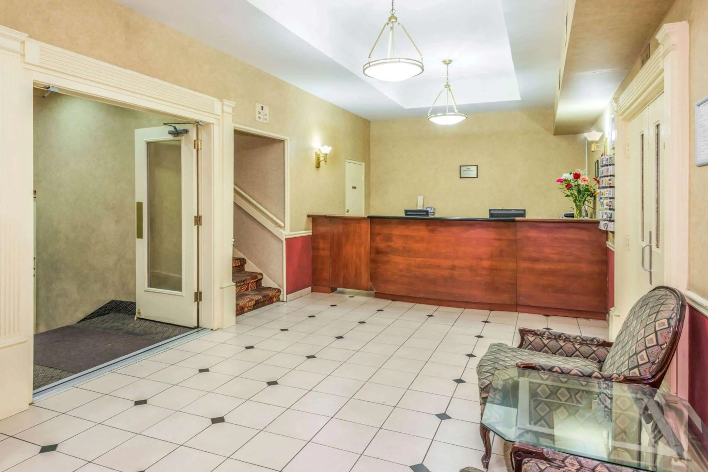 Lobby or reception in Howard Johnson by Wyndham Toronto Downtown West