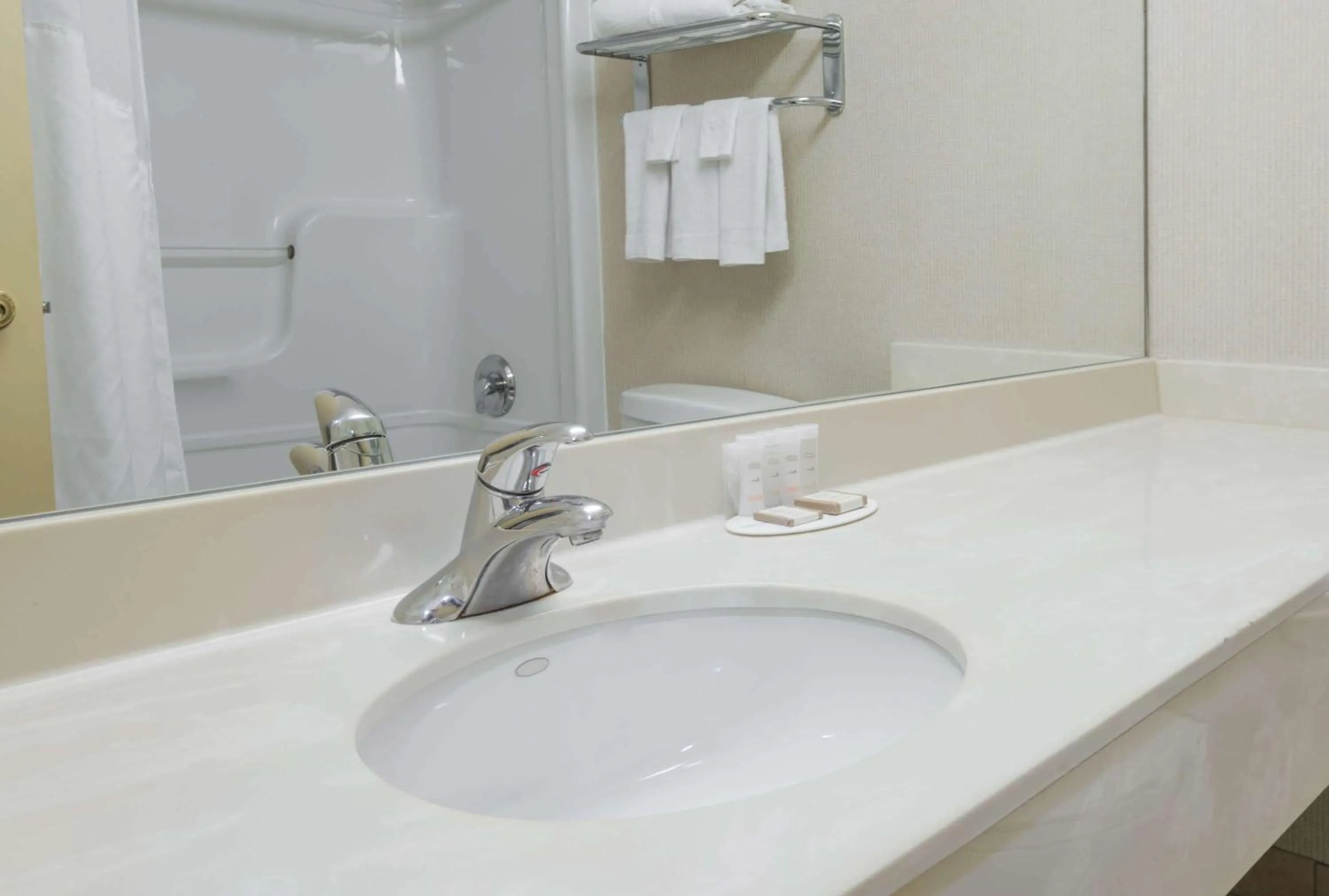 Bathroom in Howard Johnson by Wyndham Toronto Downtown West