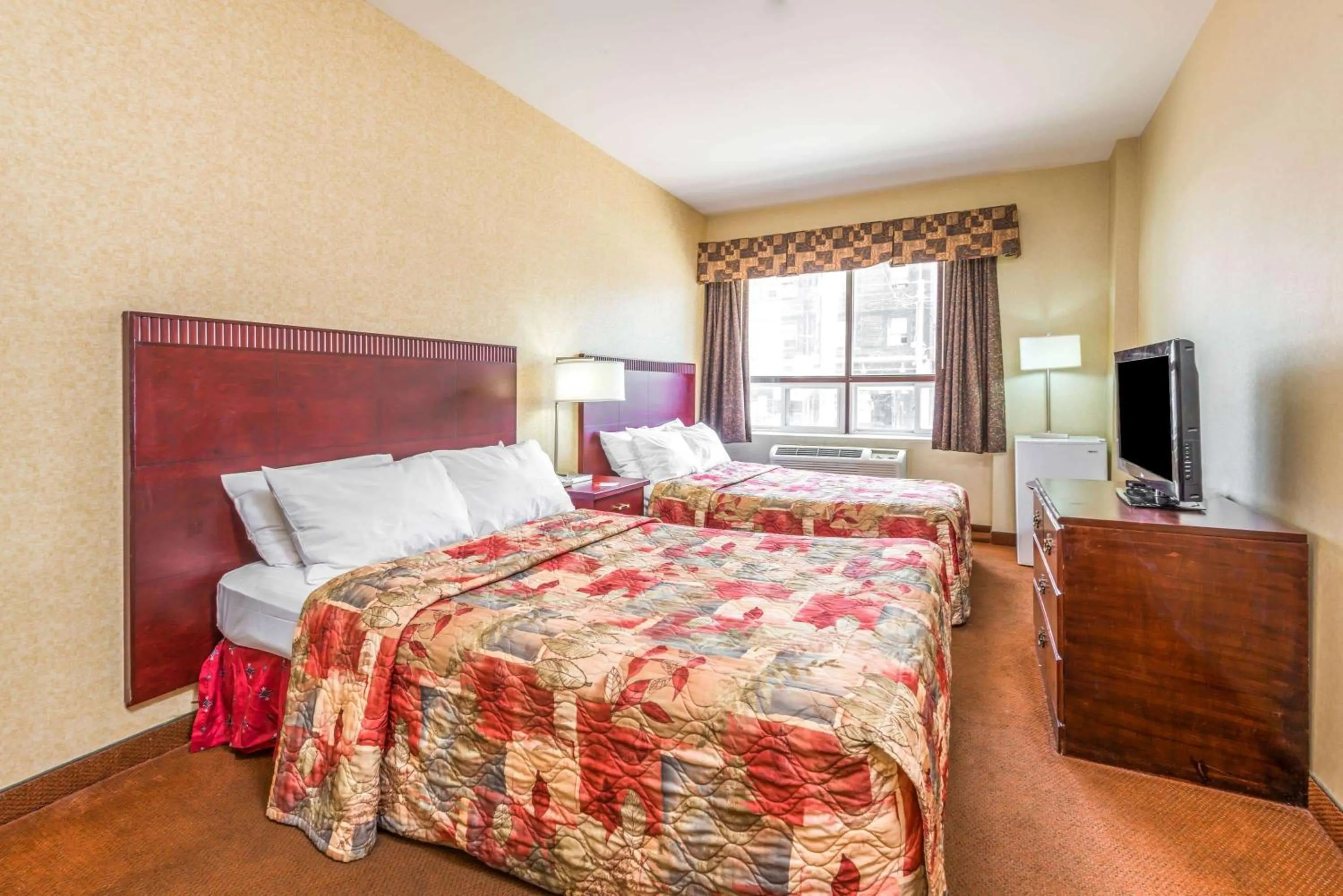 Photo of the whole room in Howard Johnson by Wyndham Toronto Downtown West