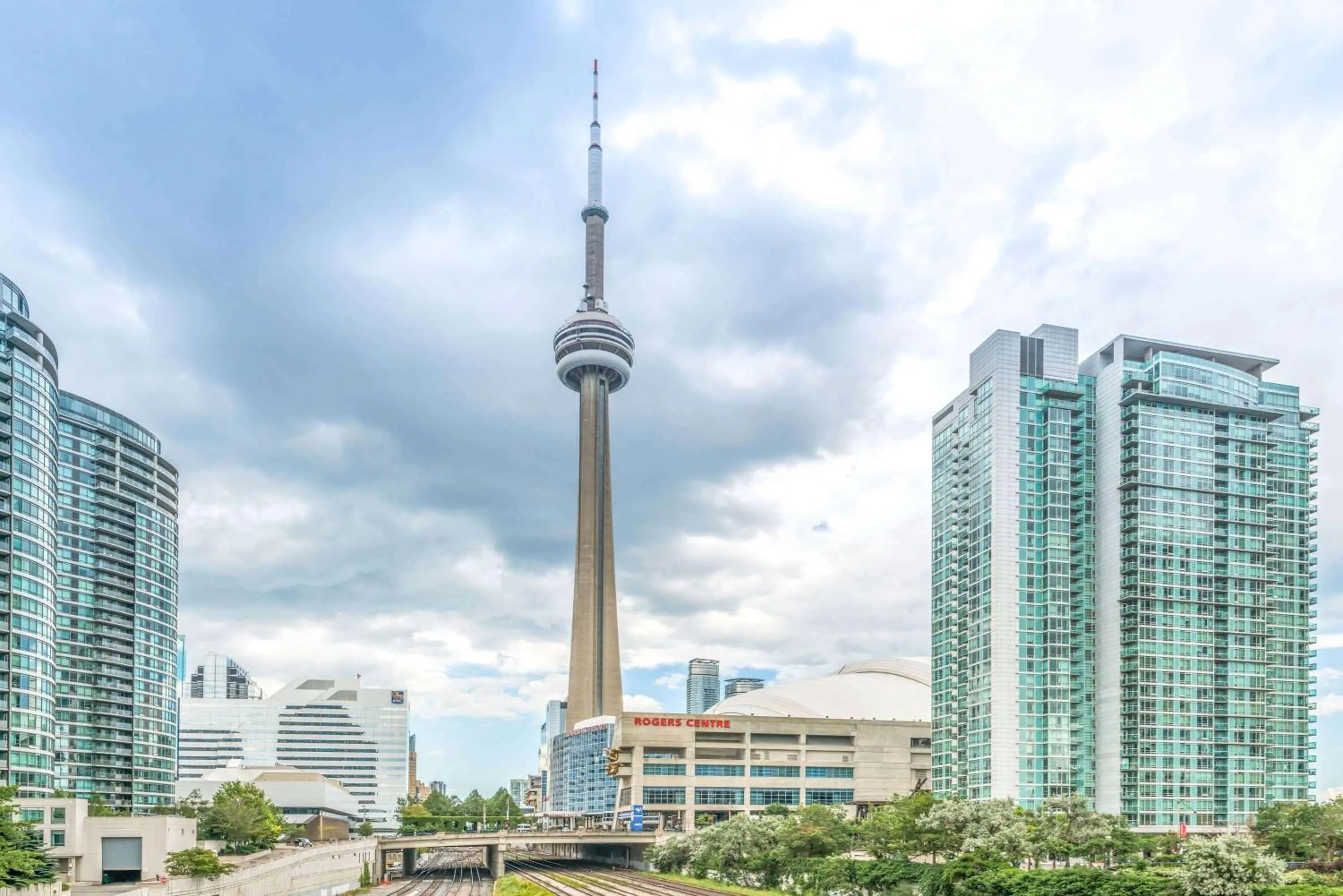 Property building in Howard Johnson by Wyndham Toronto Downtown West