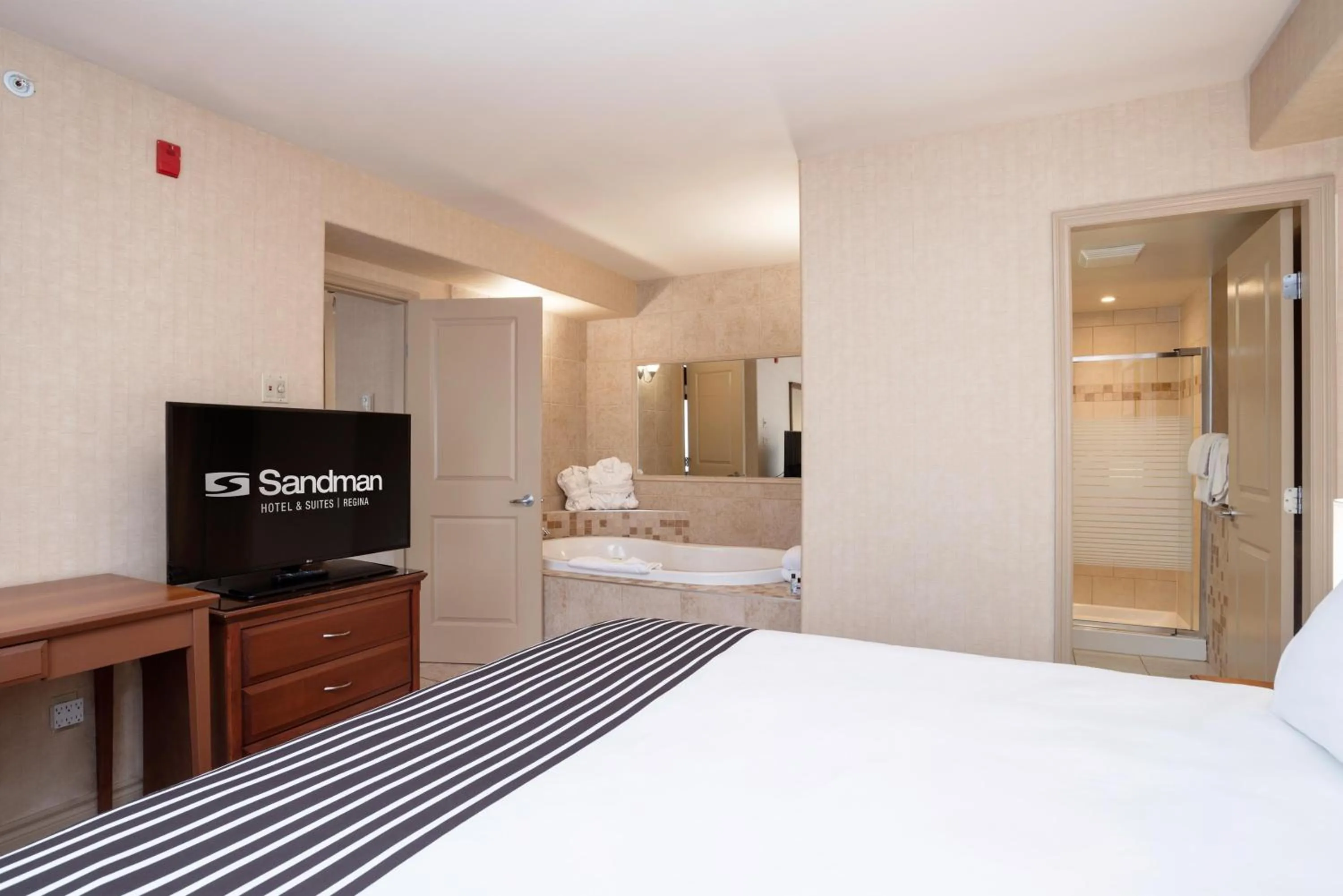 Photo of the whole room, Bed in Sandman Hotel & Suites Regina