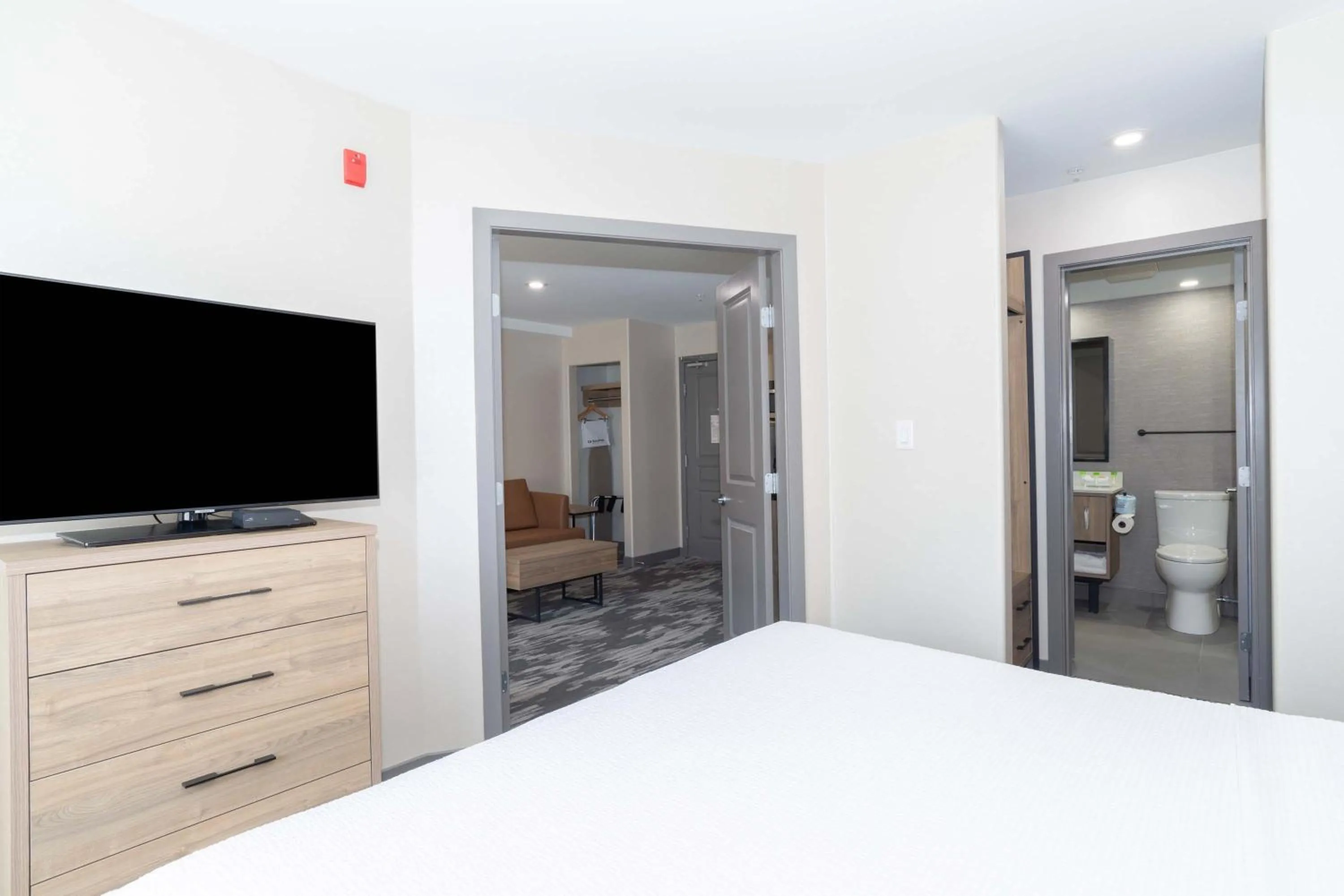 Photo of the whole room, Bed in Sandman Hotel & Suites Regina