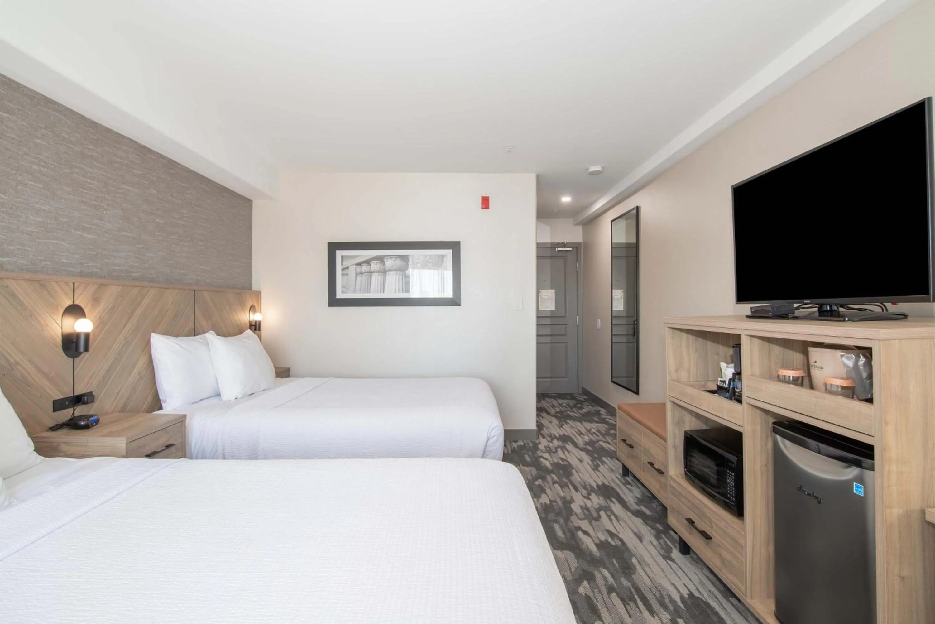 Photo of the whole room, Bed in Sandman Hotel & Suites Regina