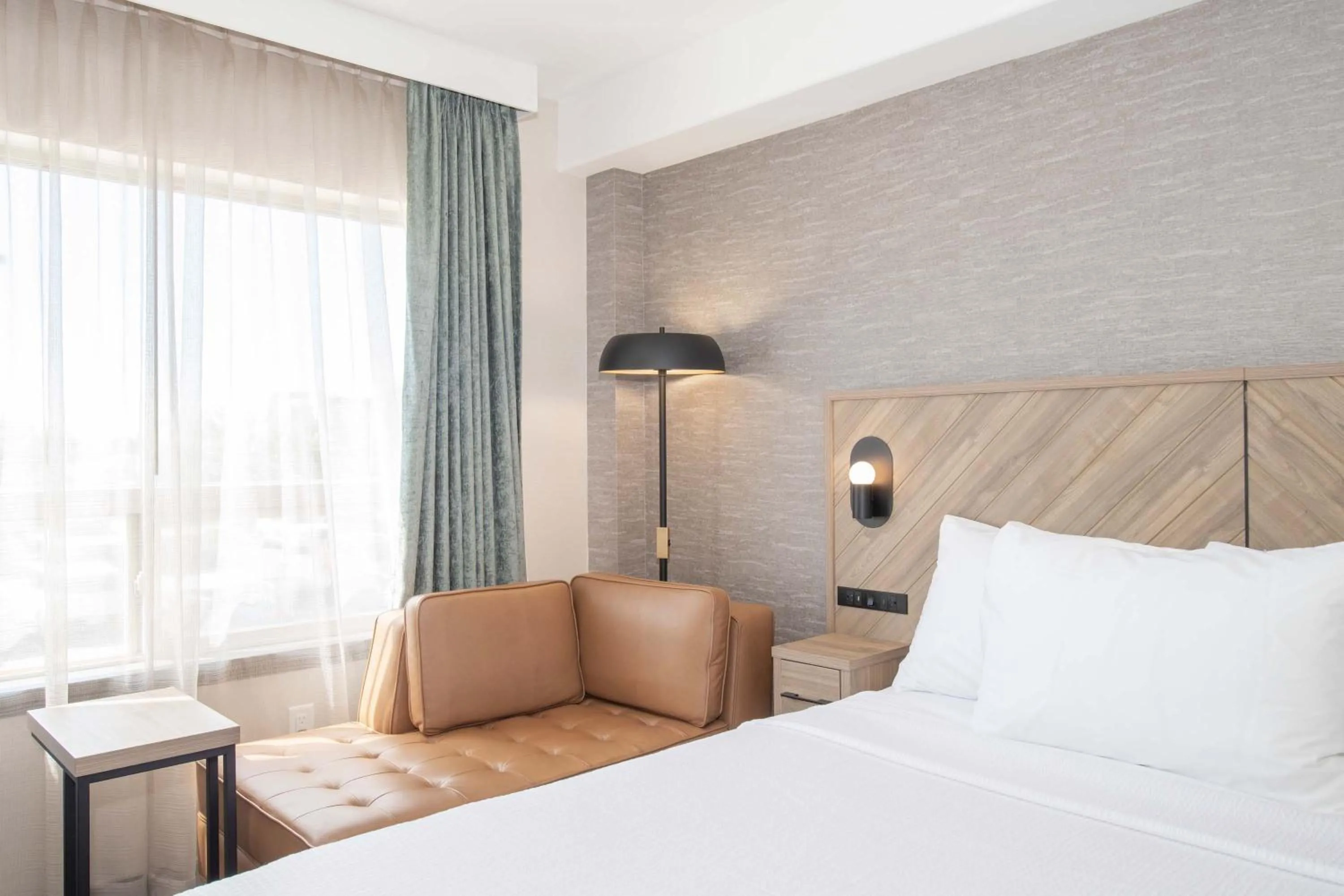 Photo of the whole room, Bed in Sandman Hotel & Suites Regina