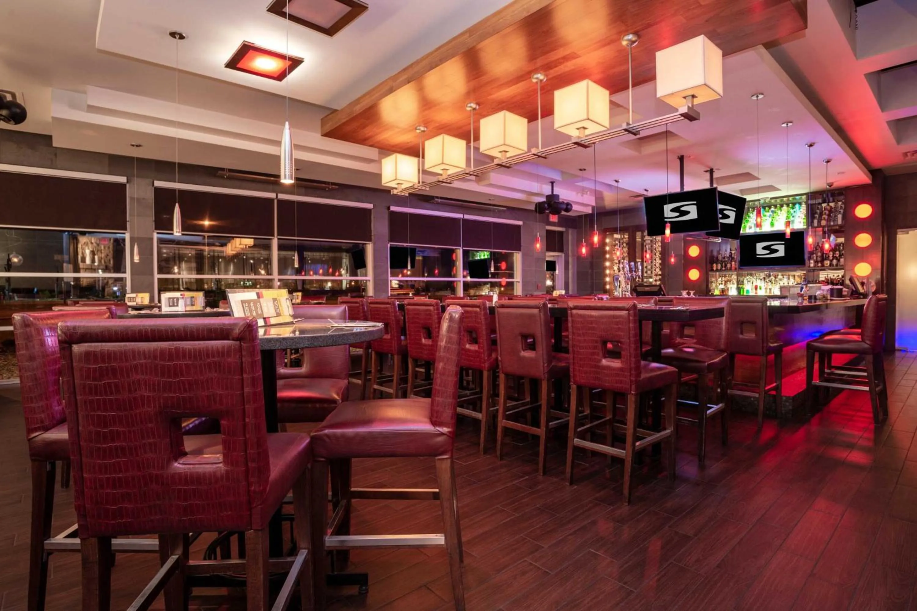 Lounge or bar in Sandman Hotel & Suites Regina