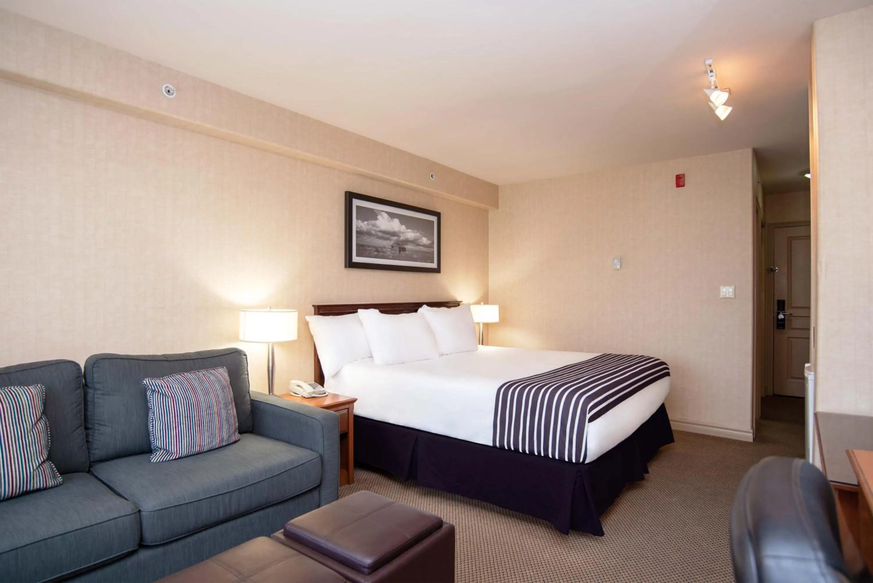 Photo of the whole room, Bed in Sandman Hotel & Suites Regina