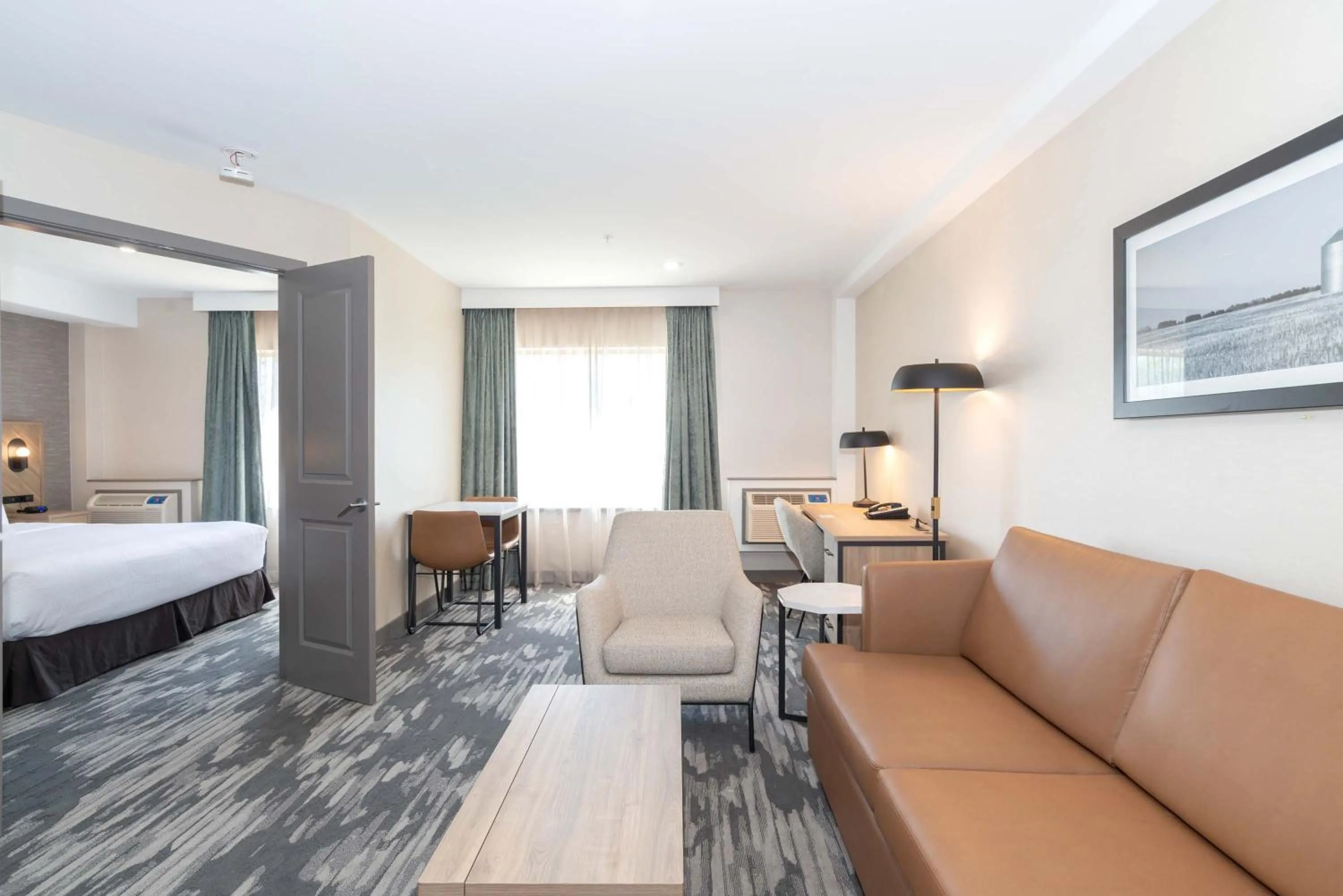 Photo of the whole room, Bed in Sandman Hotel & Suites Regina