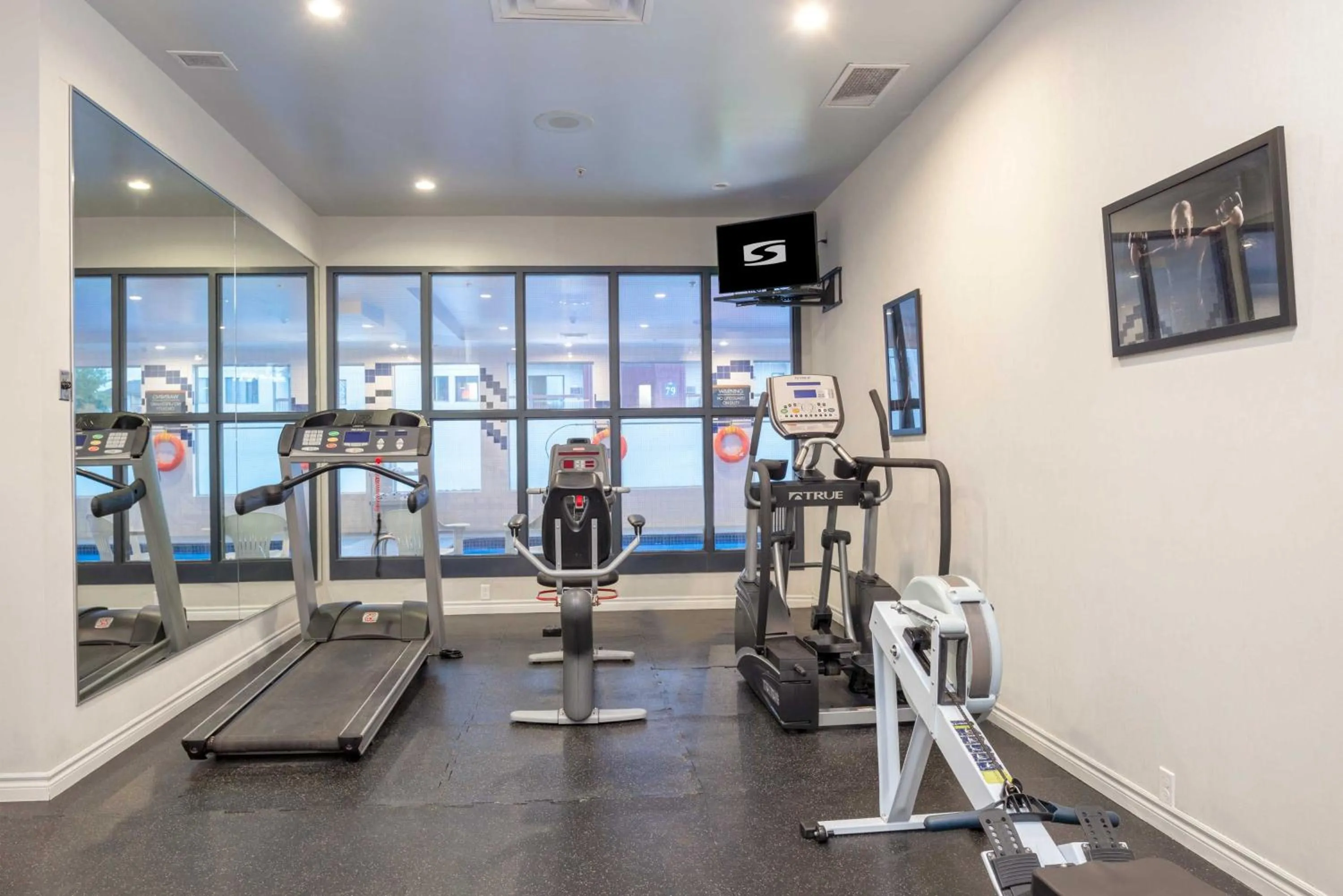 Fitness centre/facilities in Sandman Hotel & Suites Regina