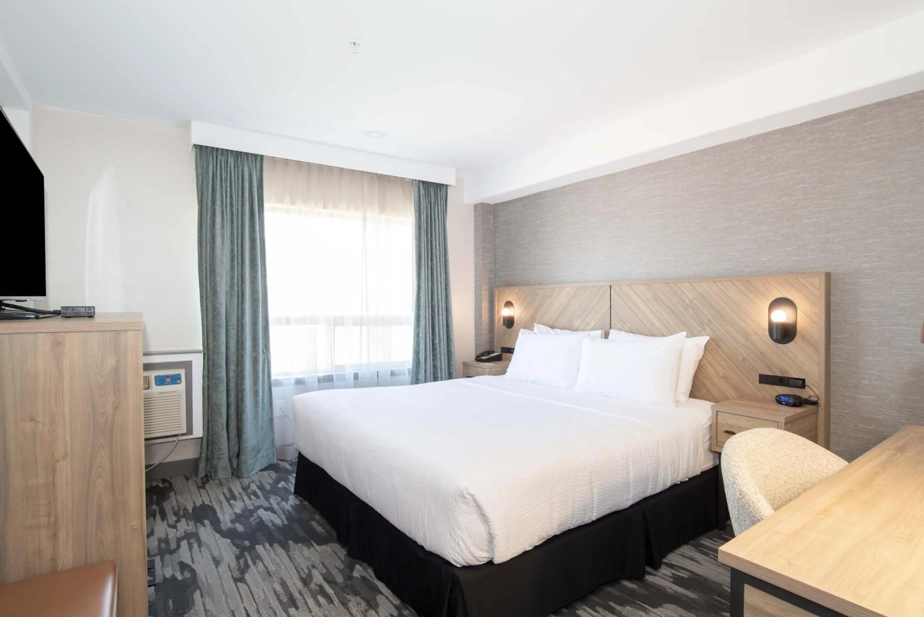 Photo of the whole room, Bed in Sandman Hotel & Suites Regina