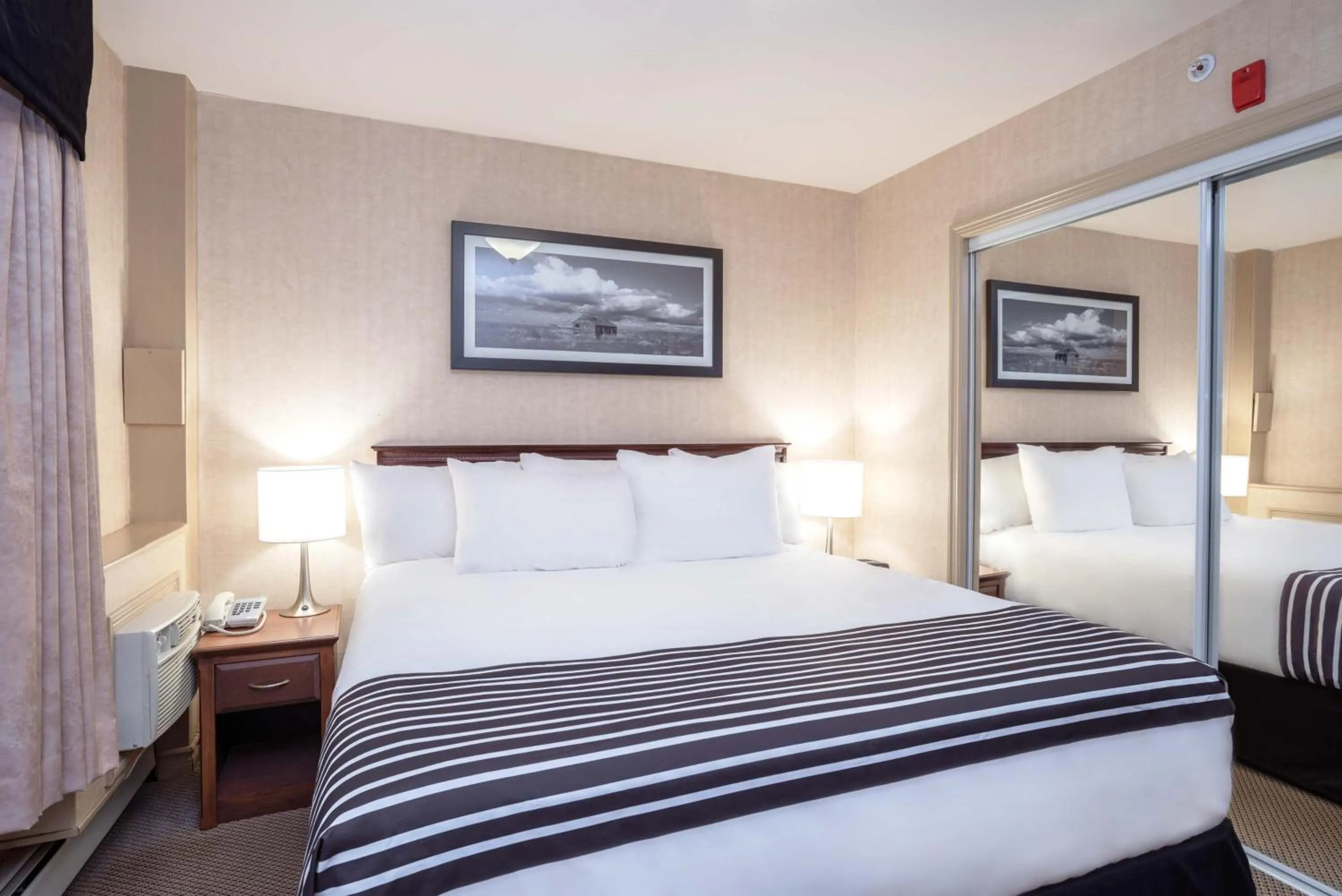 Photo of the whole room, Bed in Sandman Hotel & Suites Regina