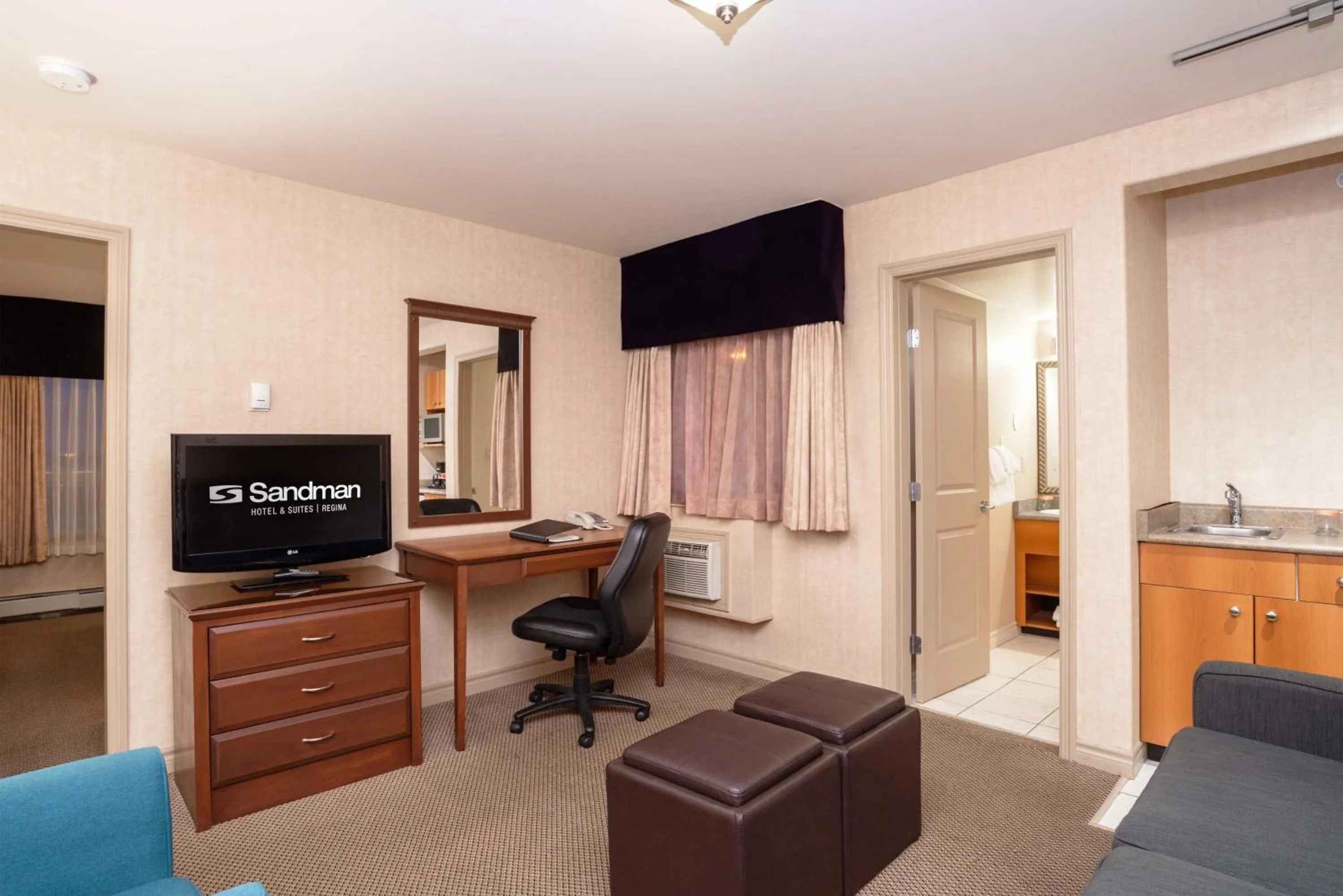 Photo of the whole room in Sandman Hotel & Suites Regina