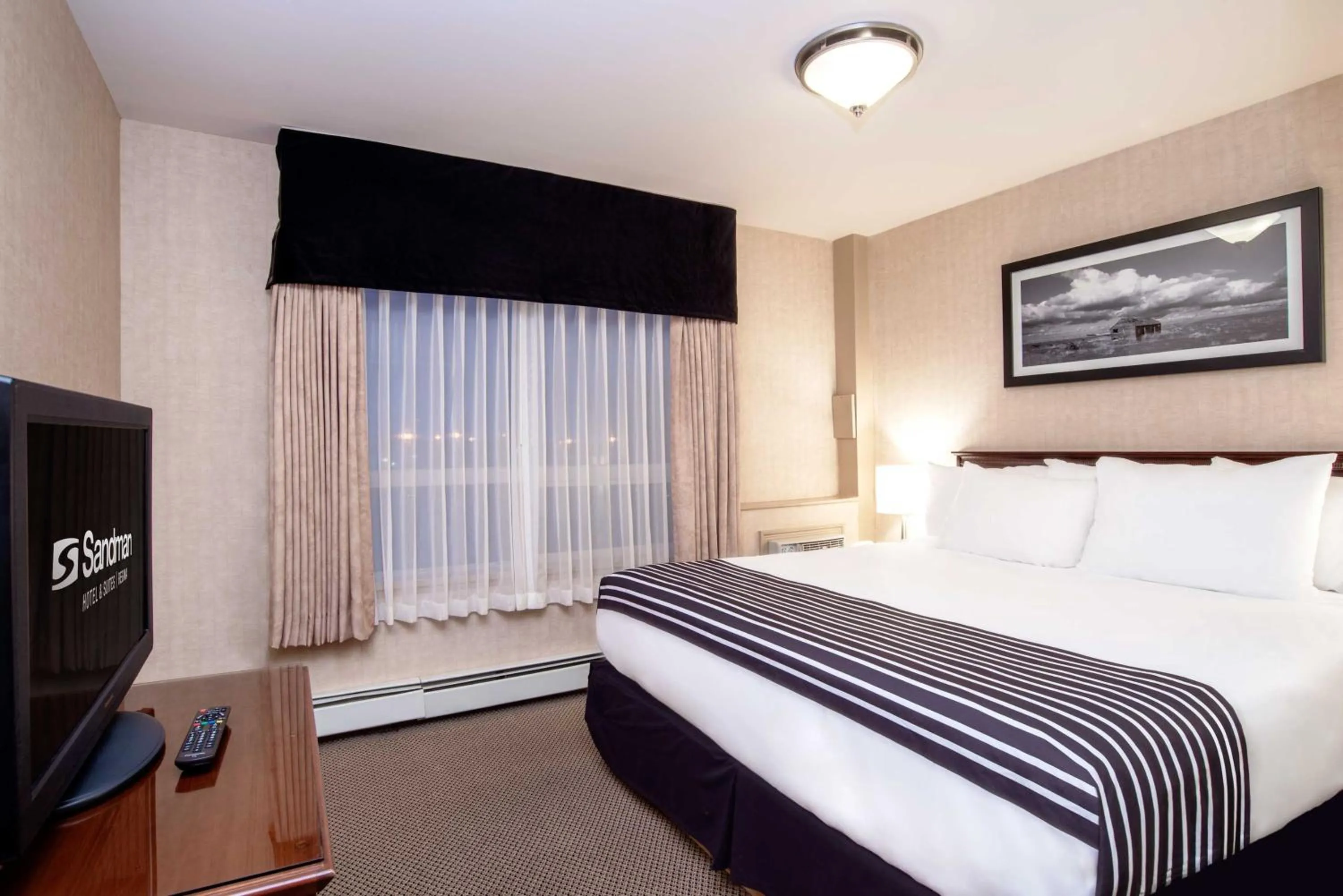 Photo of the whole room, Bed in Sandman Hotel & Suites Regina