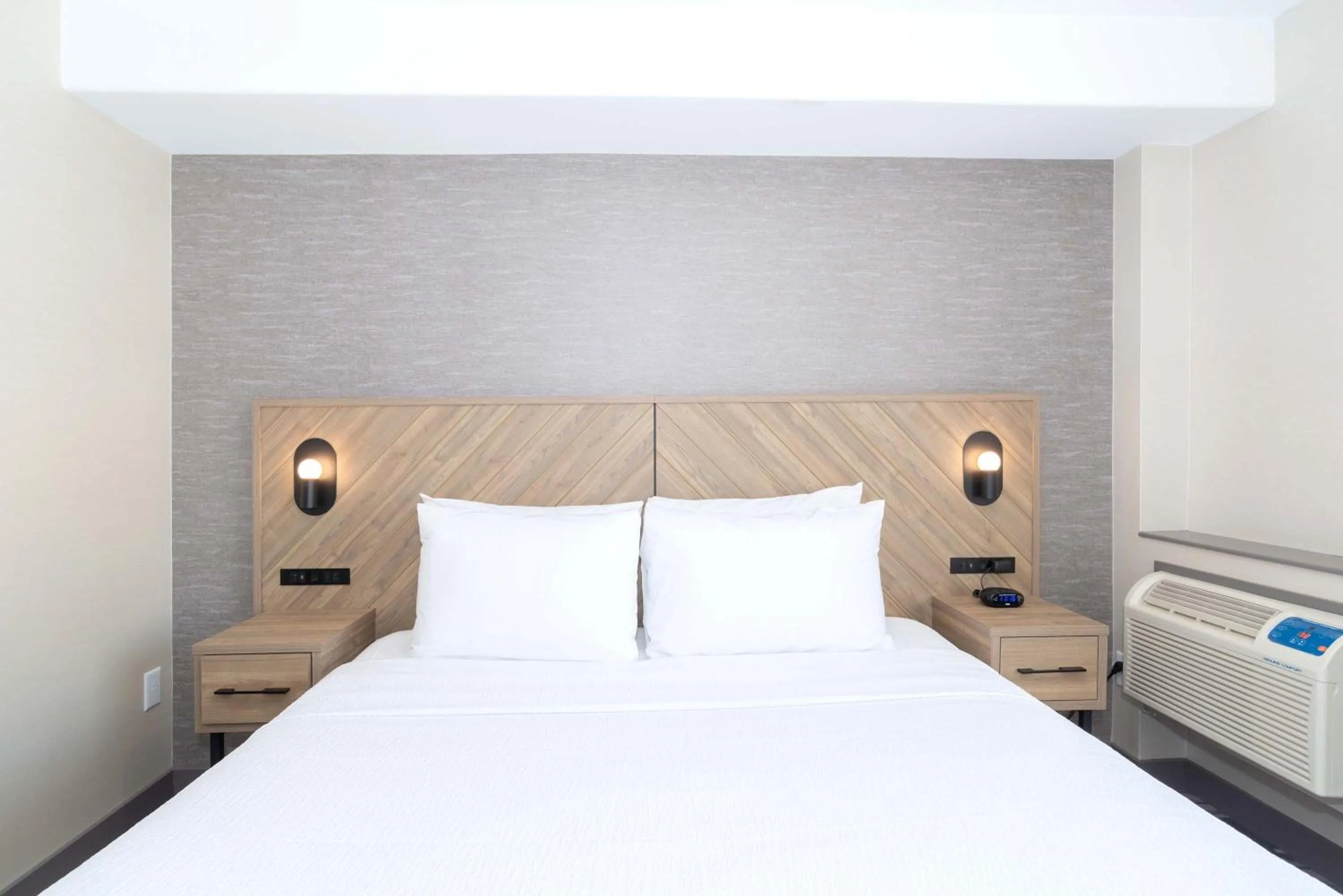 Photo of the whole room, Bed in Sandman Hotel & Suites Regina