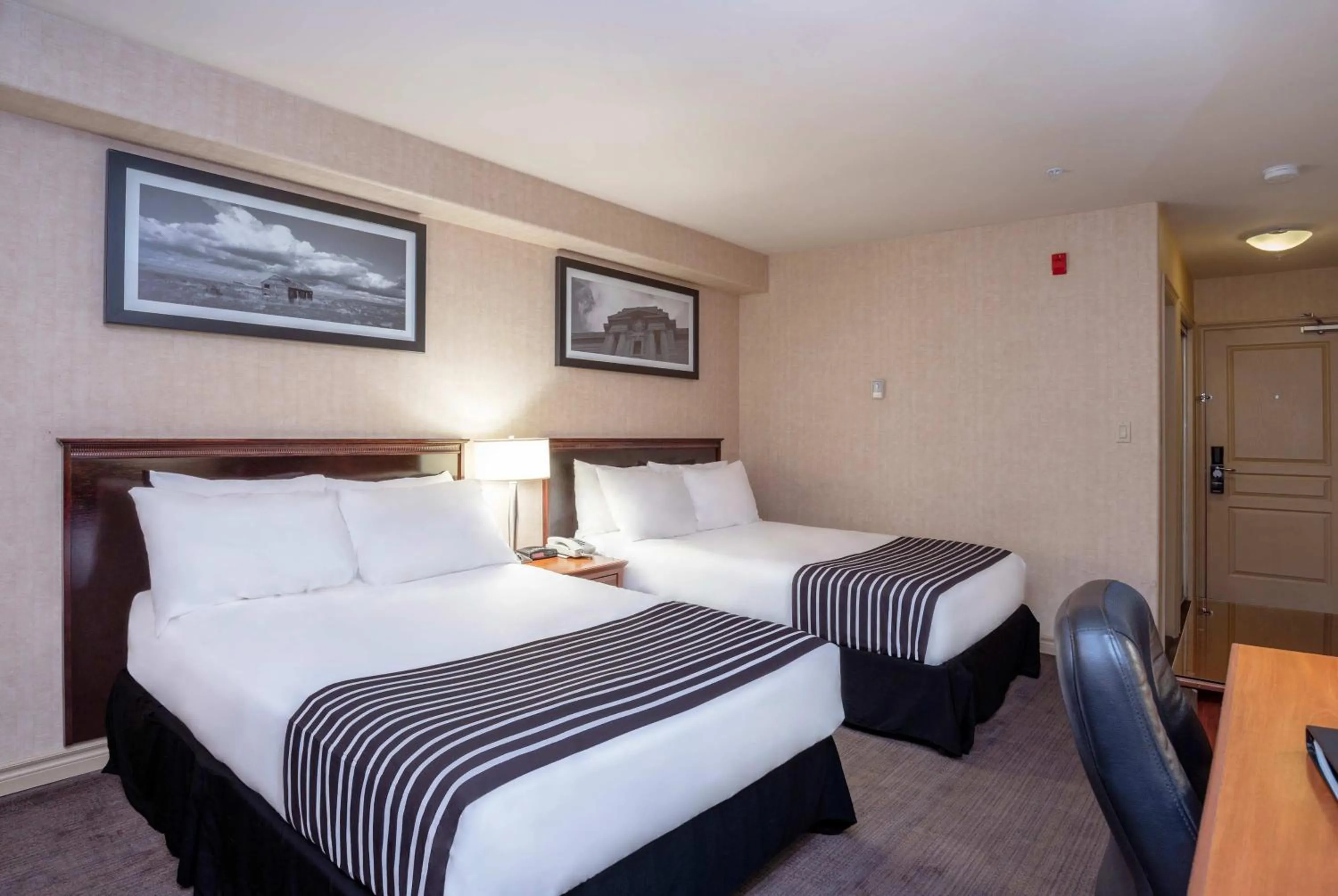 Photo of the whole room, Bed in Sandman Hotel & Suites Regina