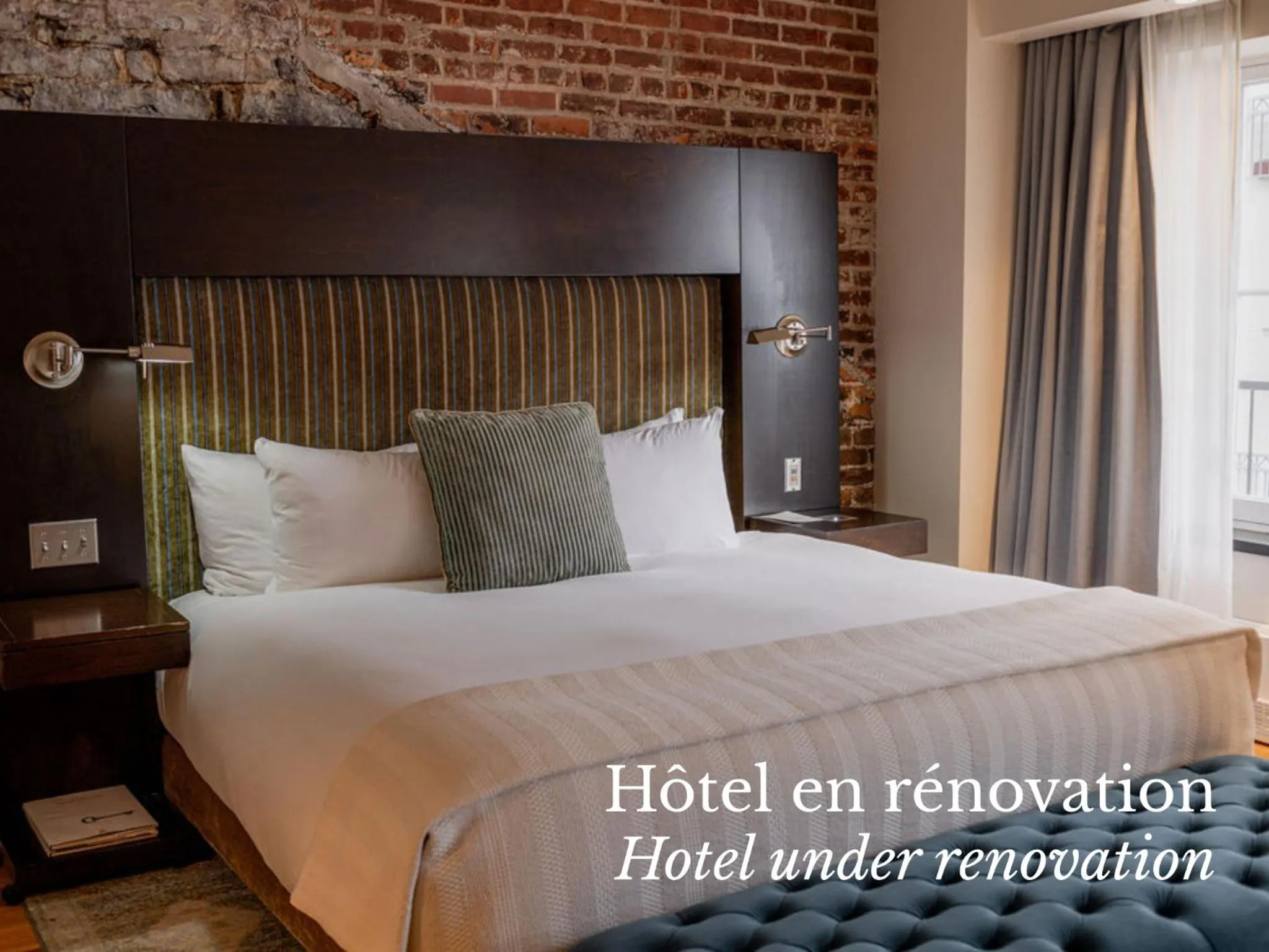 Bed in Auberge Saint-Antoine