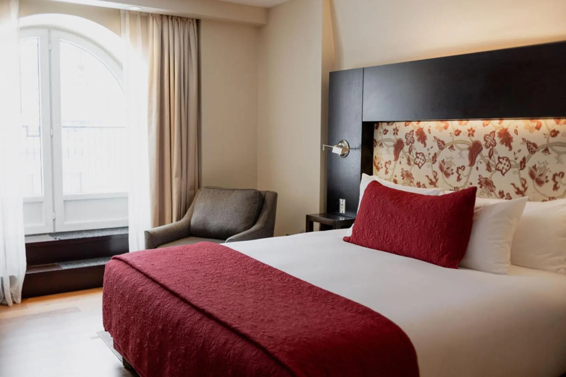 Bedroom, Bed in Auberge Saint-Antoine