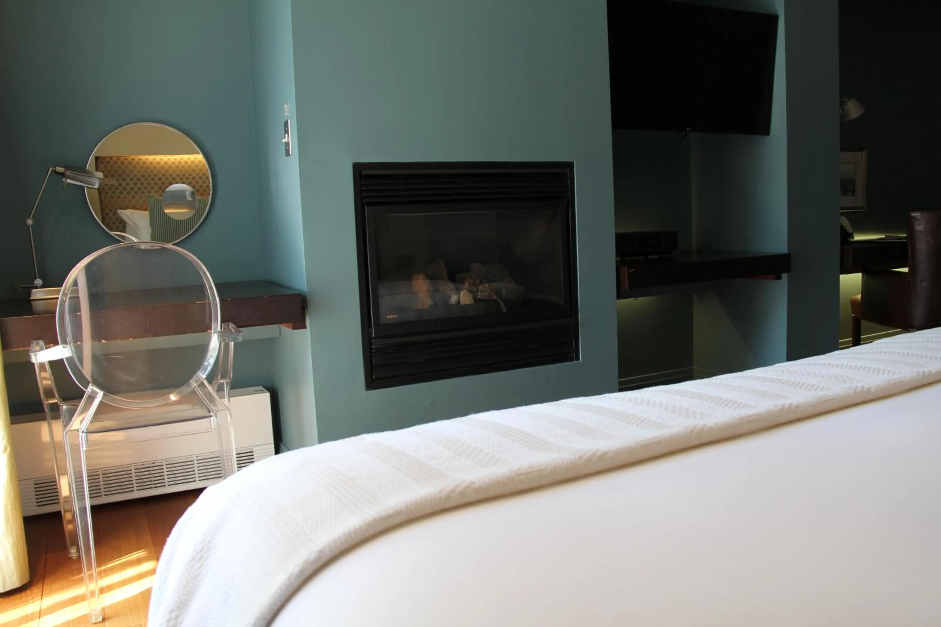 fireplace, Bed in Auberge Saint-Antoine