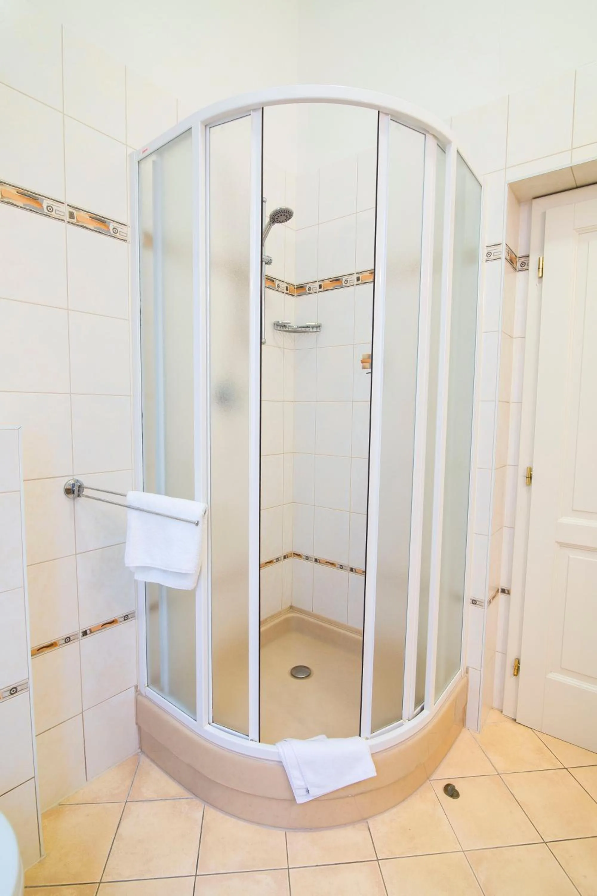 Shower in Hotel Ontario