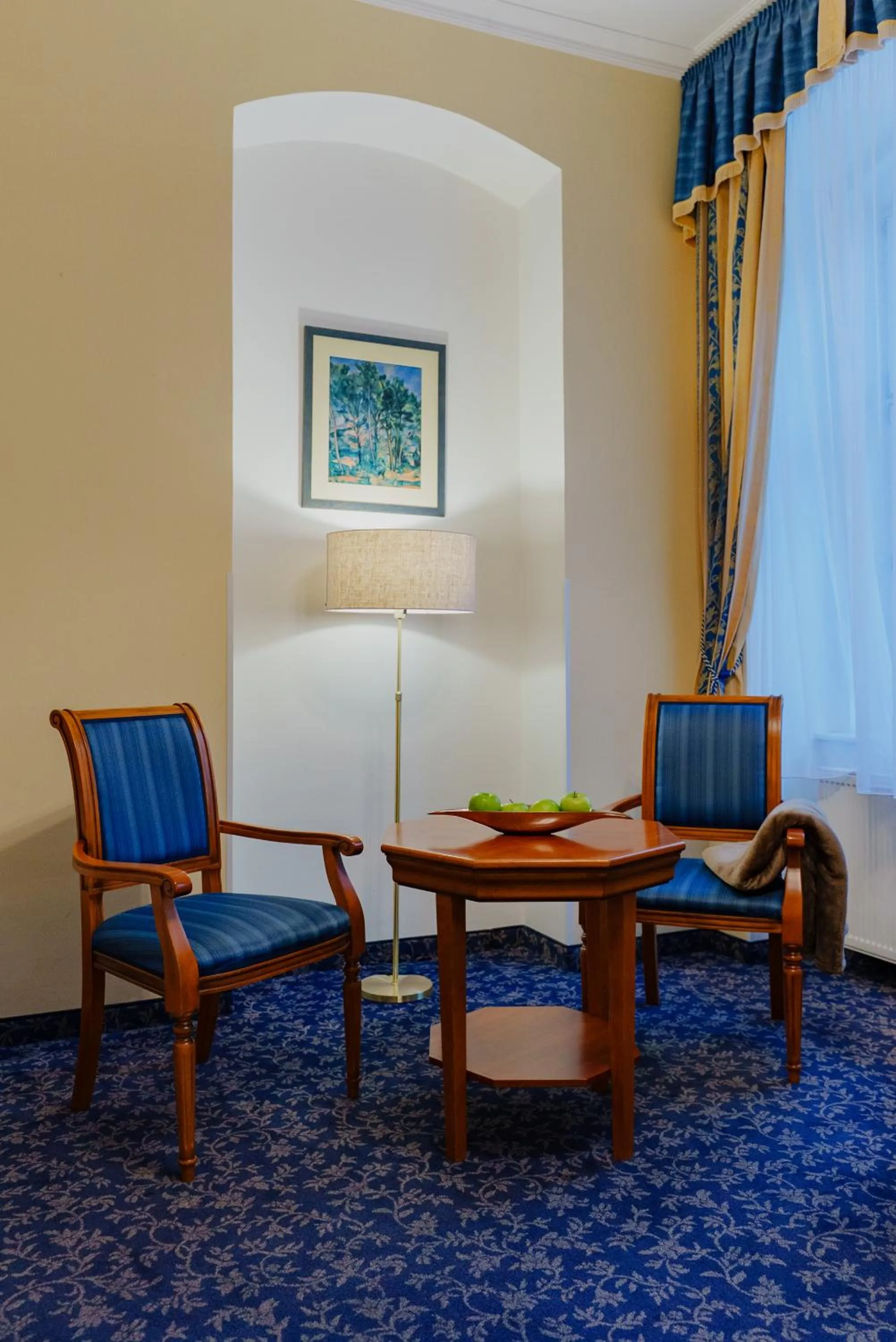 Seating area in Hotel Ontario