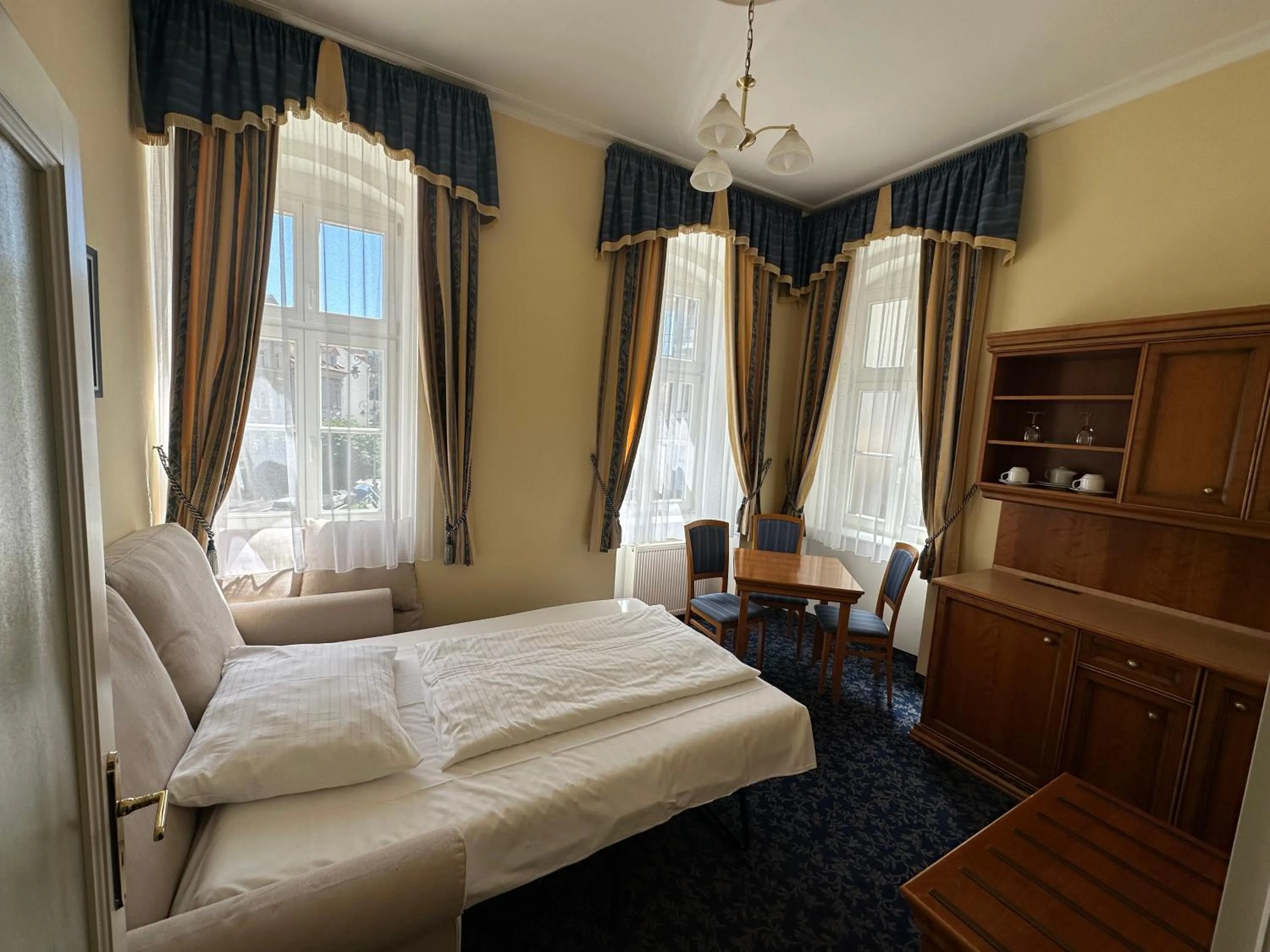 Living room, Bed in Hotel Ontario