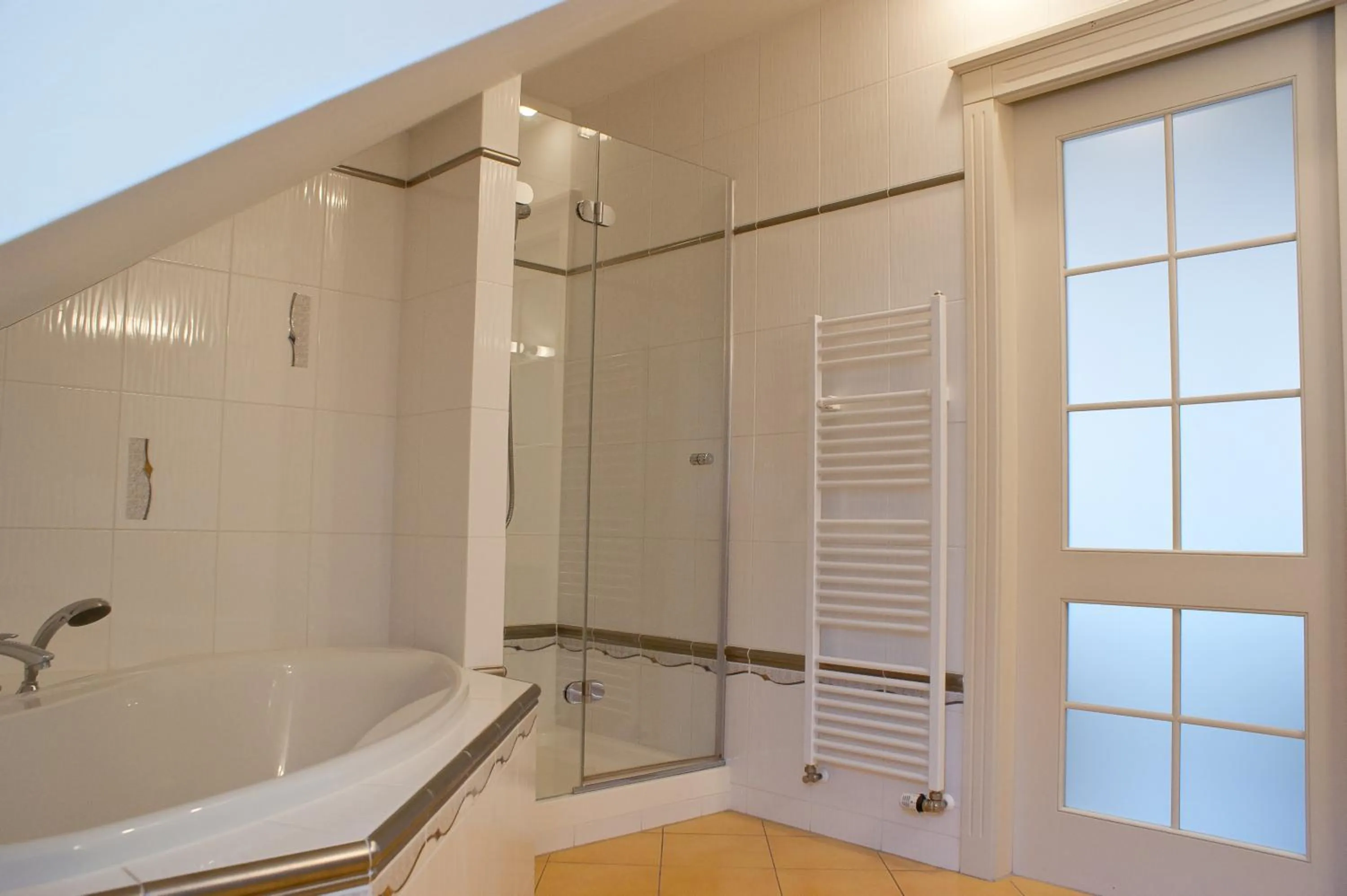 Shower in Hotel Ontario