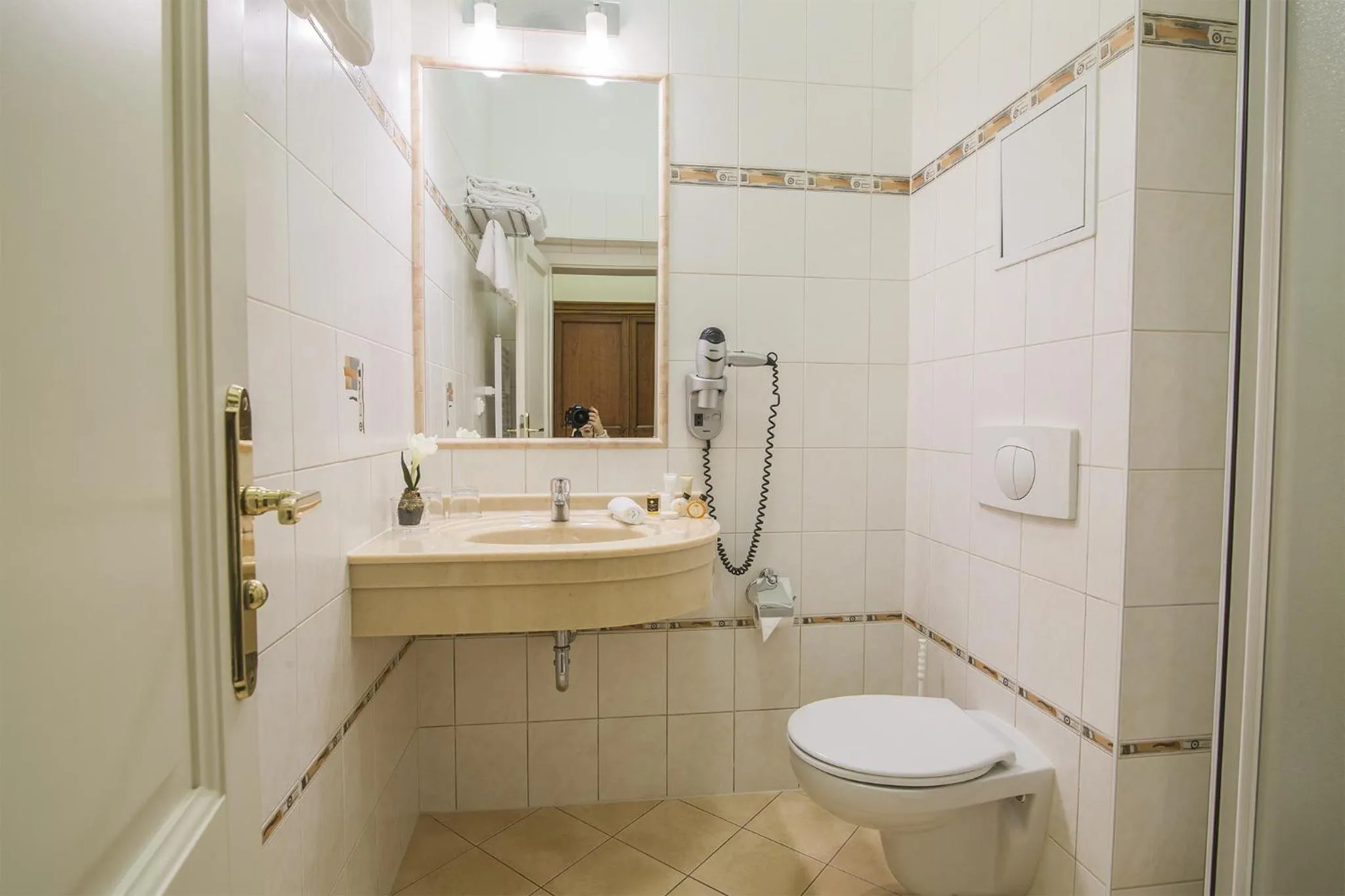 Shower in Hotel Ontario