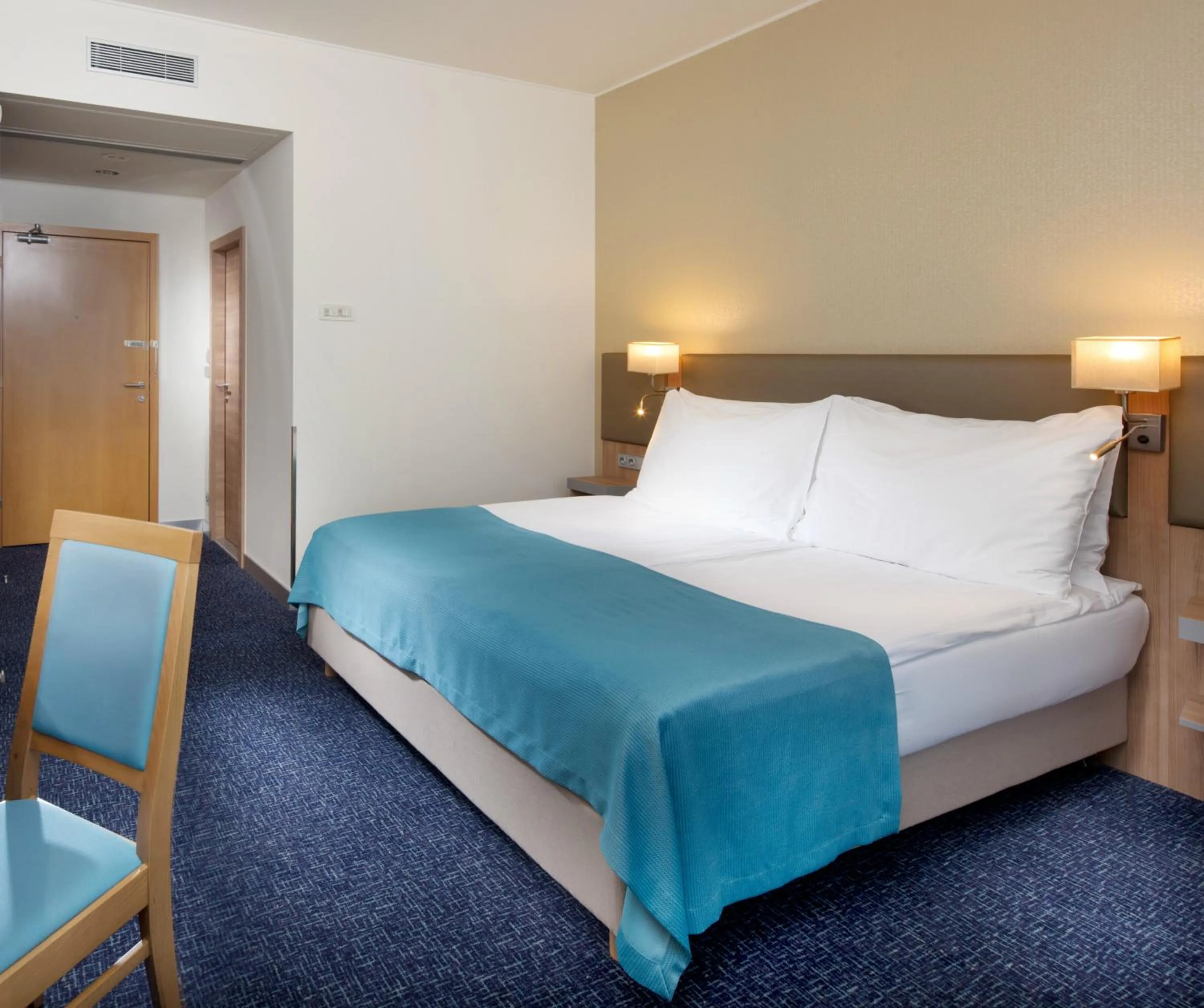 Photo of the whole room, Bed in Holiday Inn Prague by IHG