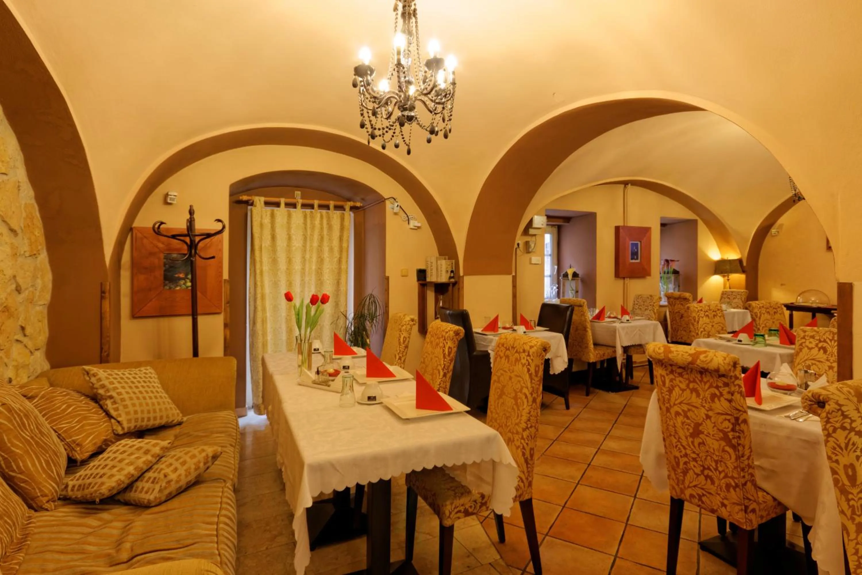 Restaurant/places to eat in Enjoy Inn