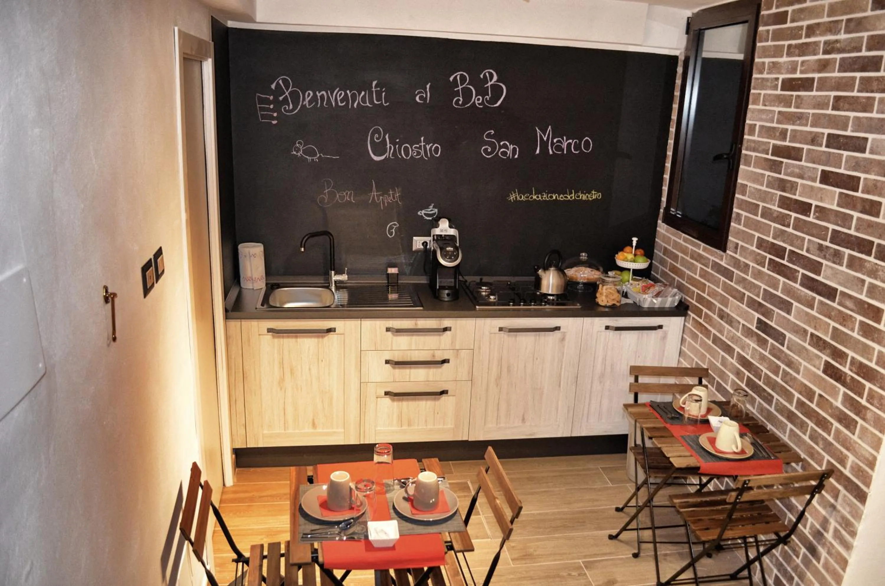 Communal kitchen in B&B Chiostro San Marco