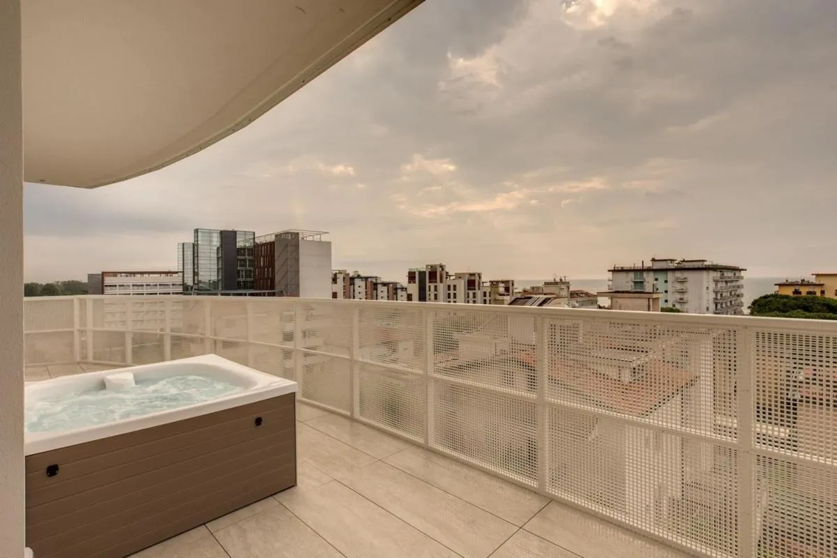 Hot Tub in Sunrise Palace