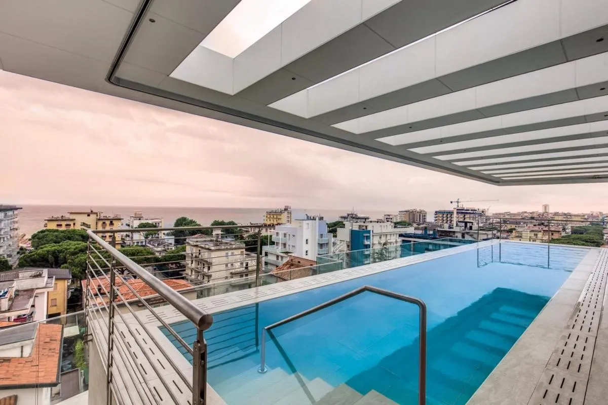 Swimming pool in Sunrise Palace