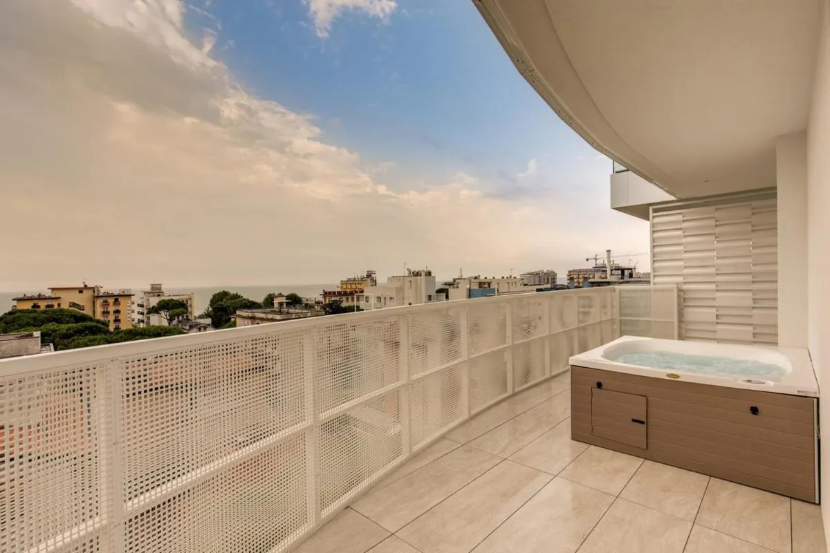 Hot Tub in Sunrise Palace