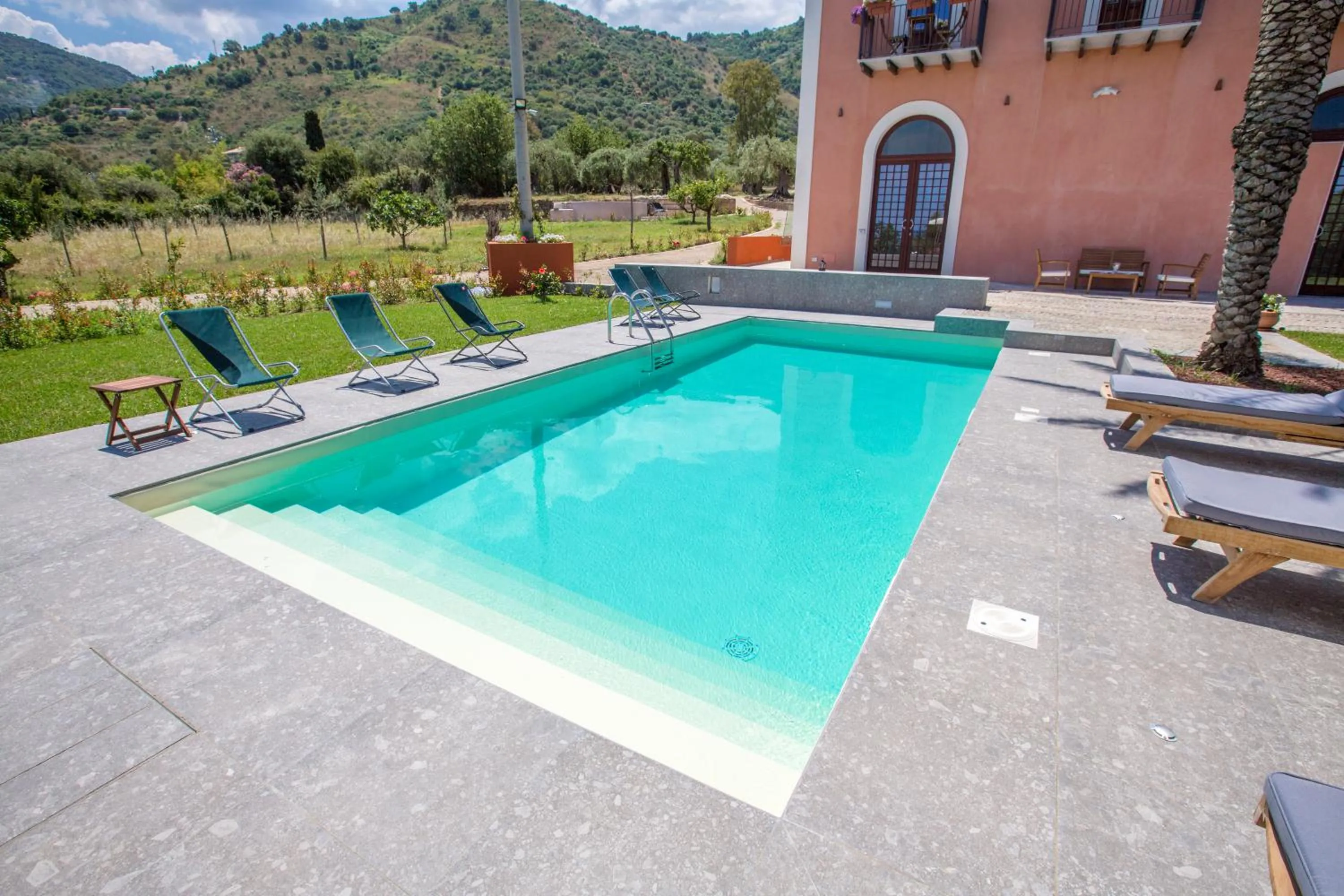 Pool view in Il dono di Atena