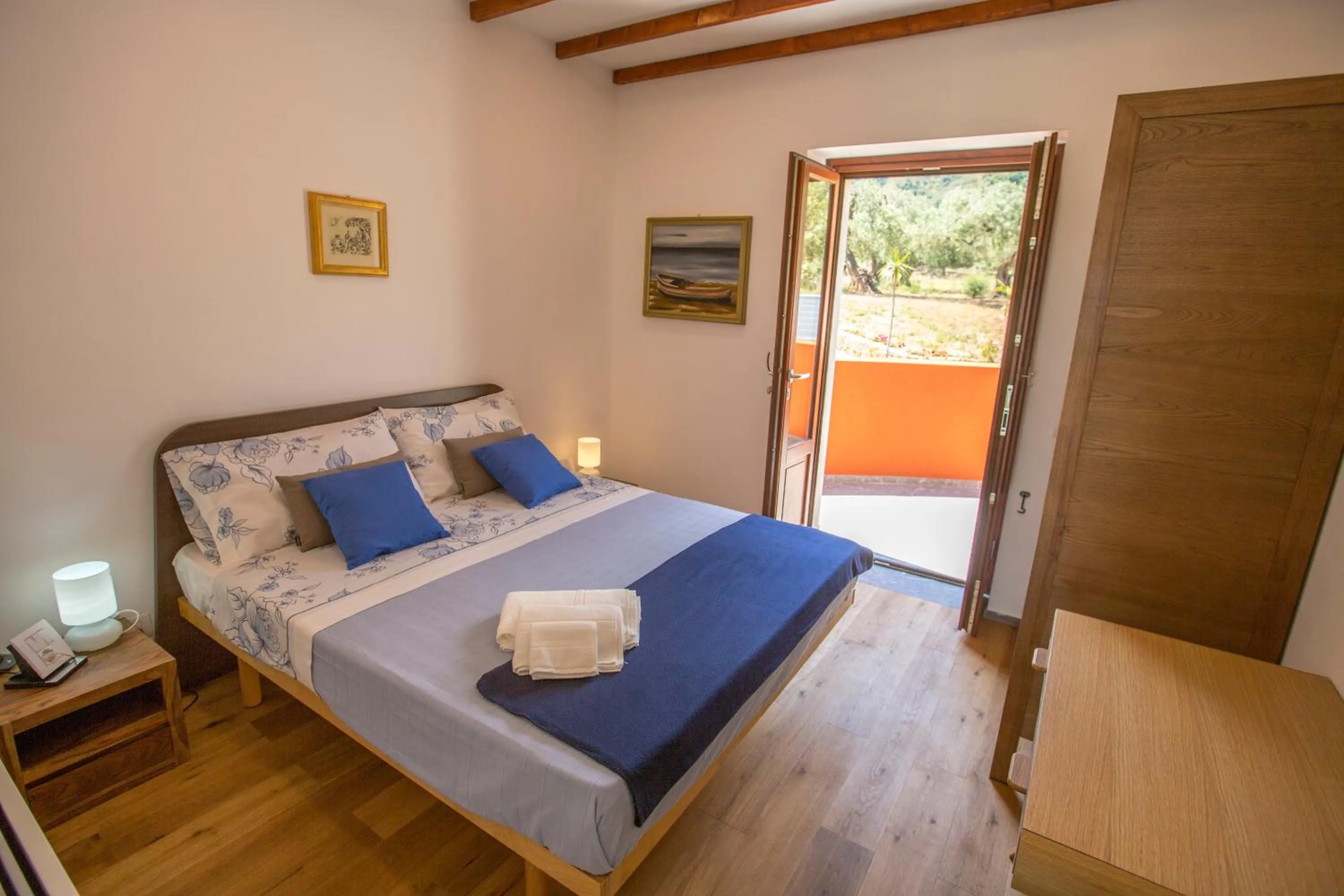 Photo of the whole room, Bed in Il dono di Atena