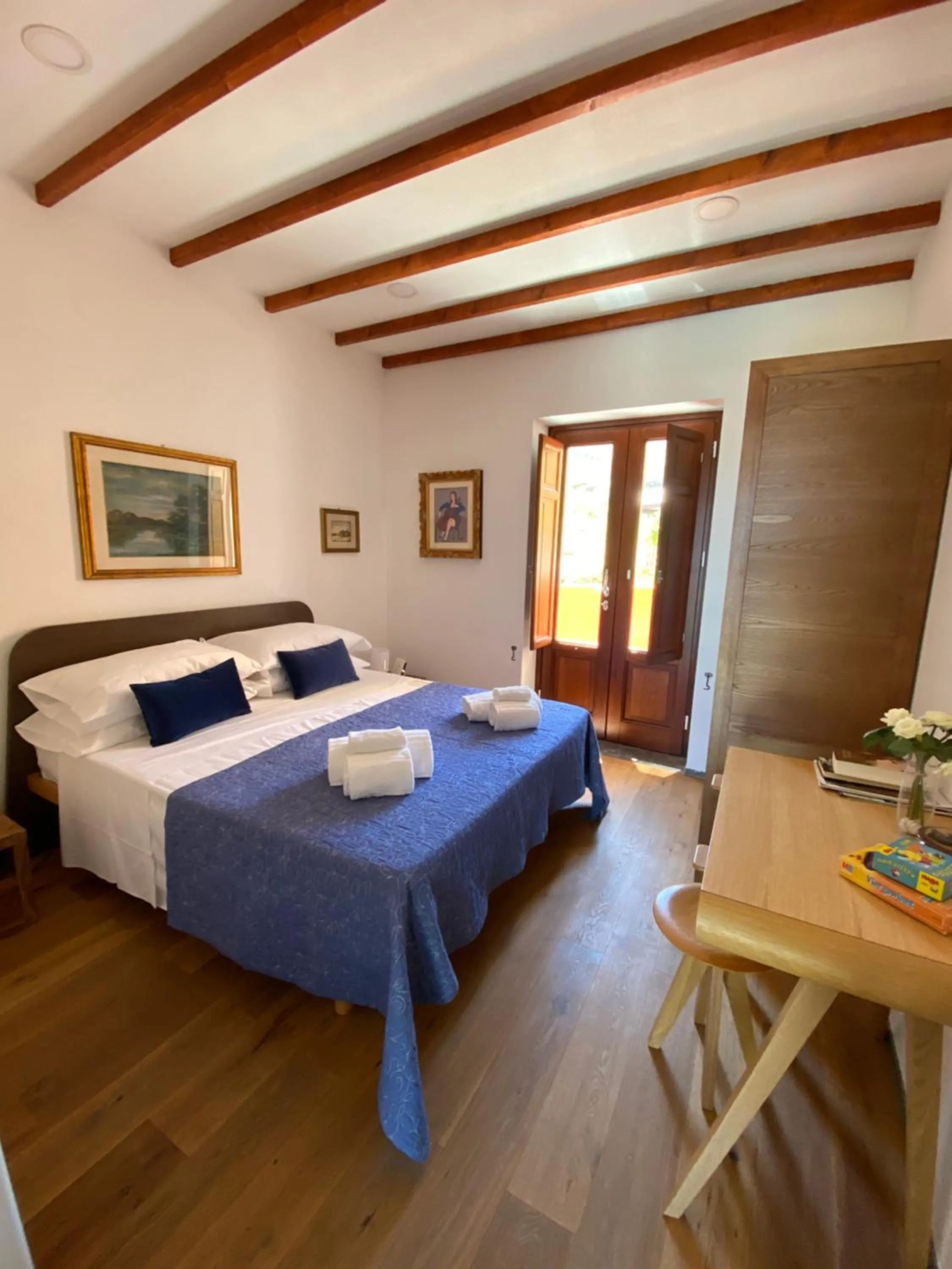 Photo of the whole room, Bed in Il dono di Atena