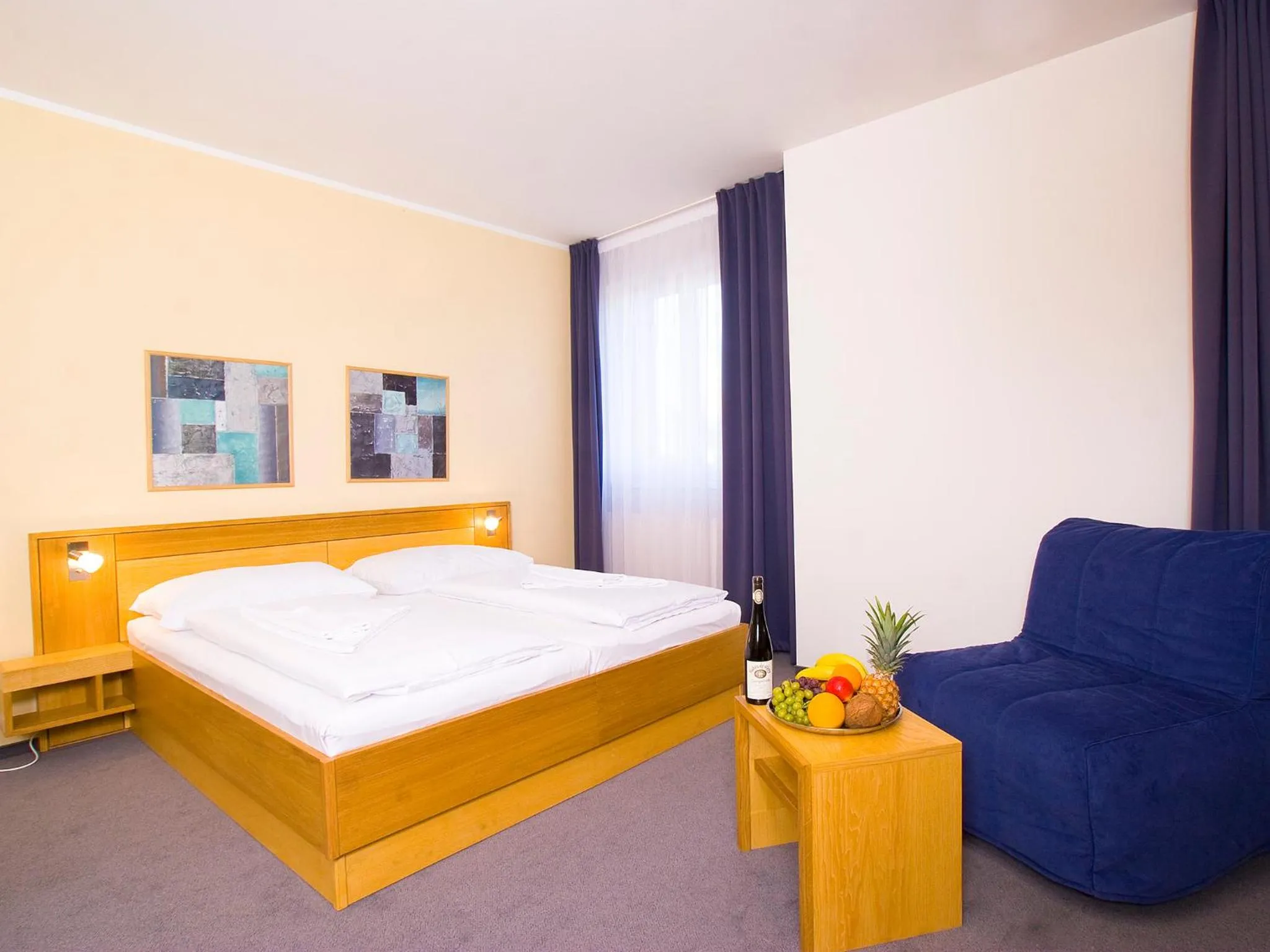 TV and multimedia, Bed in Hotel Trend