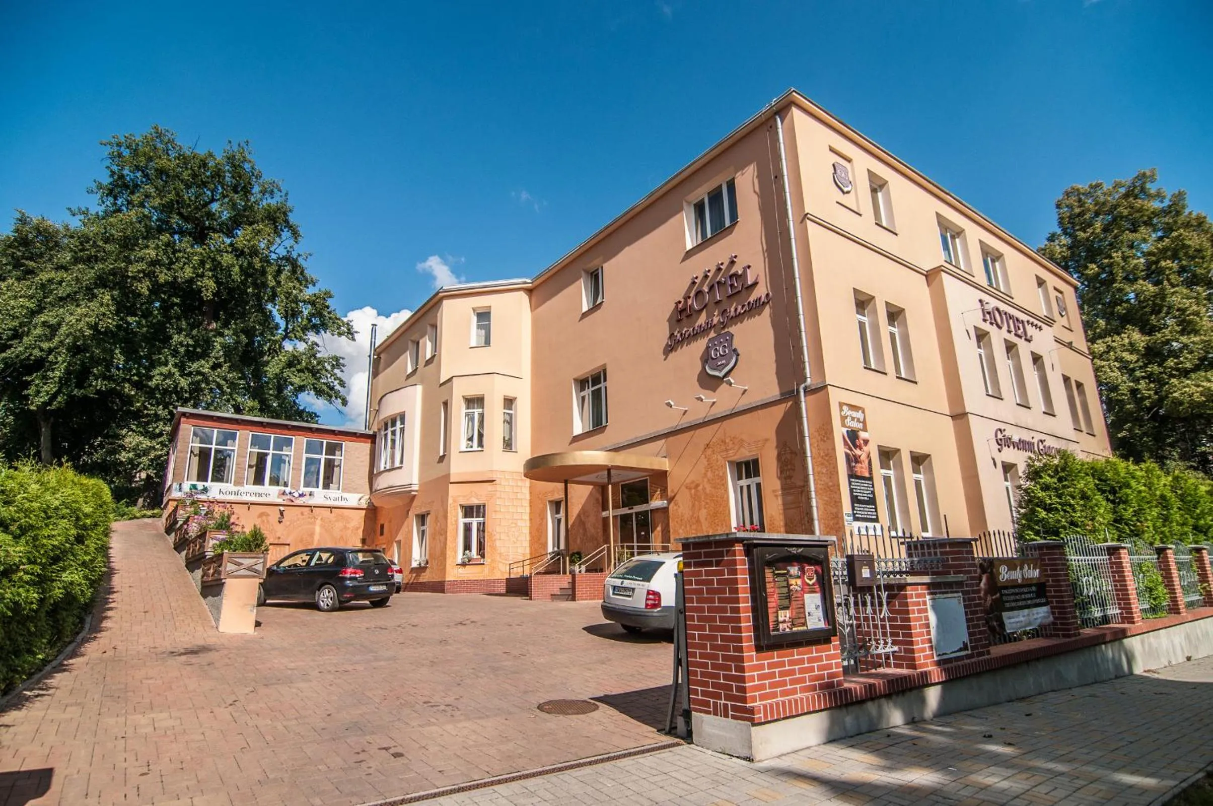 Property building in Hotel Giovanni Giacomo